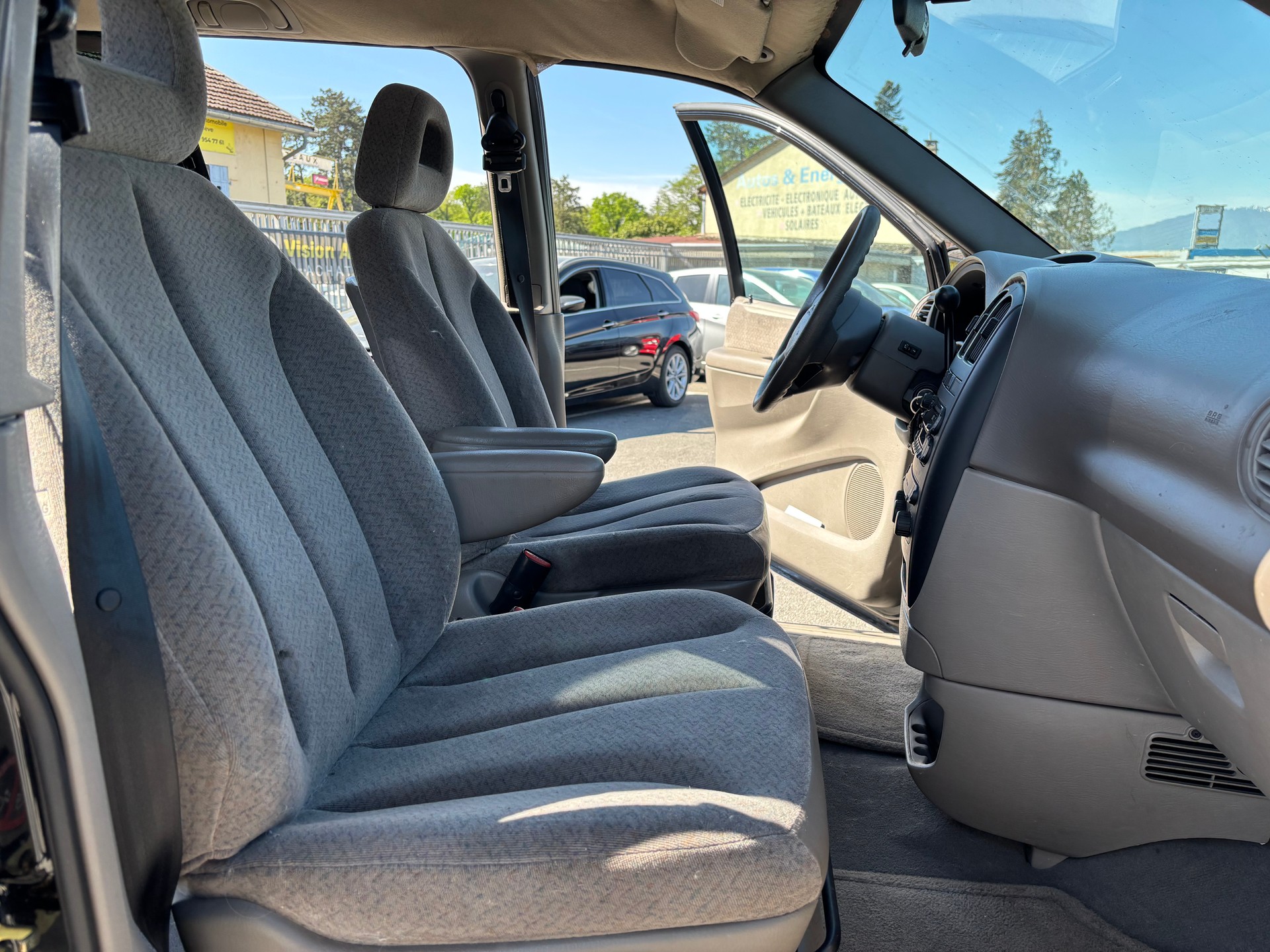 CHRYSLER Voyager 2.4 SE-image-12
