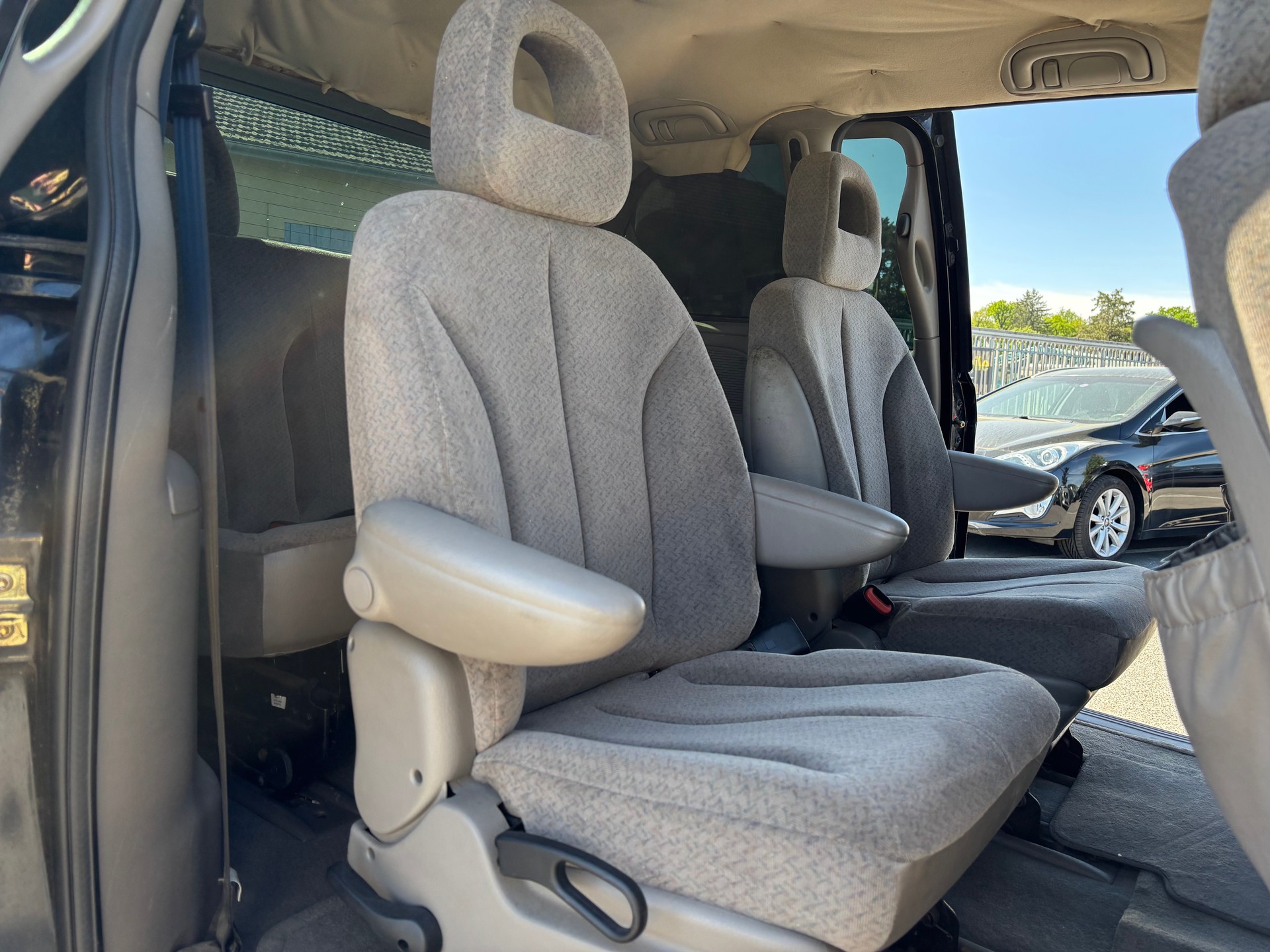 CHRYSLER Voyager 2.4 SE-image-13
