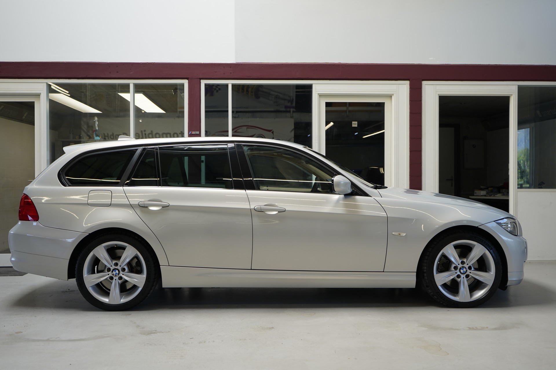 BMW 330i xDrive Touring Steptronic-image-9