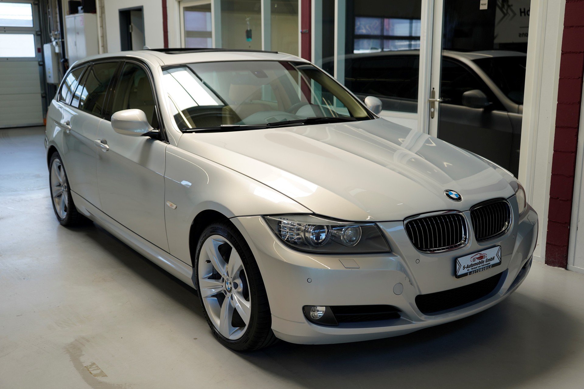 BMW 330i xDrive Touring Steptronic-image-1