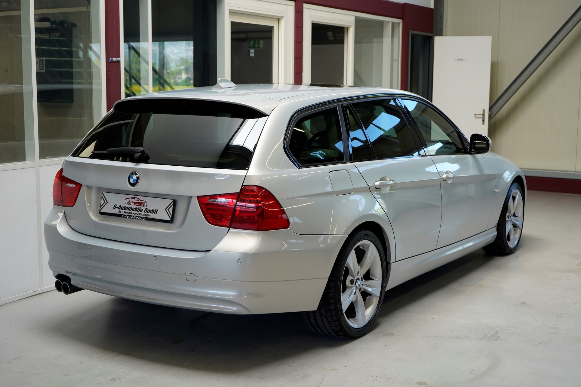 BMW 330i xDrive Touring Steptronic-image-8