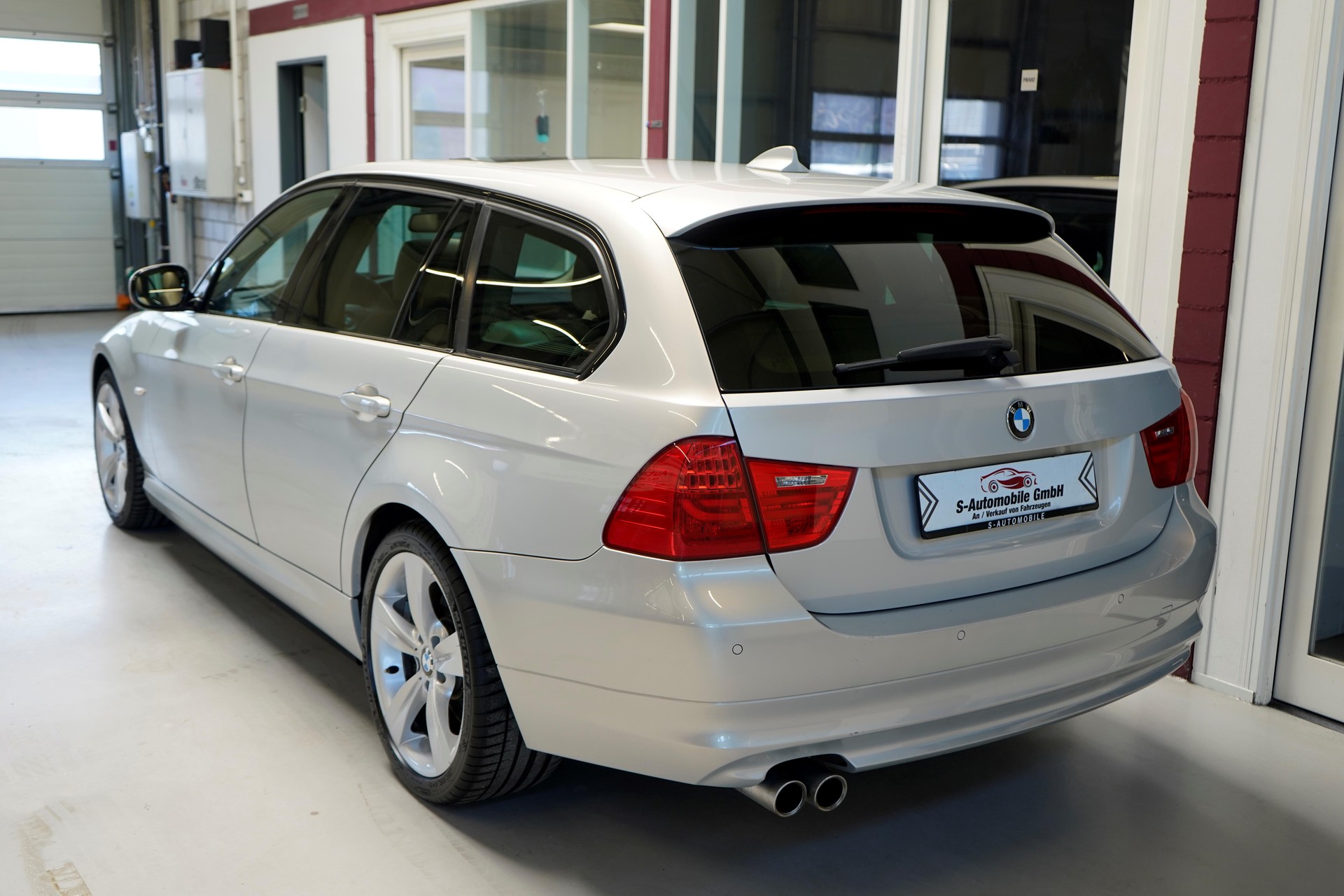 BMW 330i xDrive Touring Steptronic-image-6