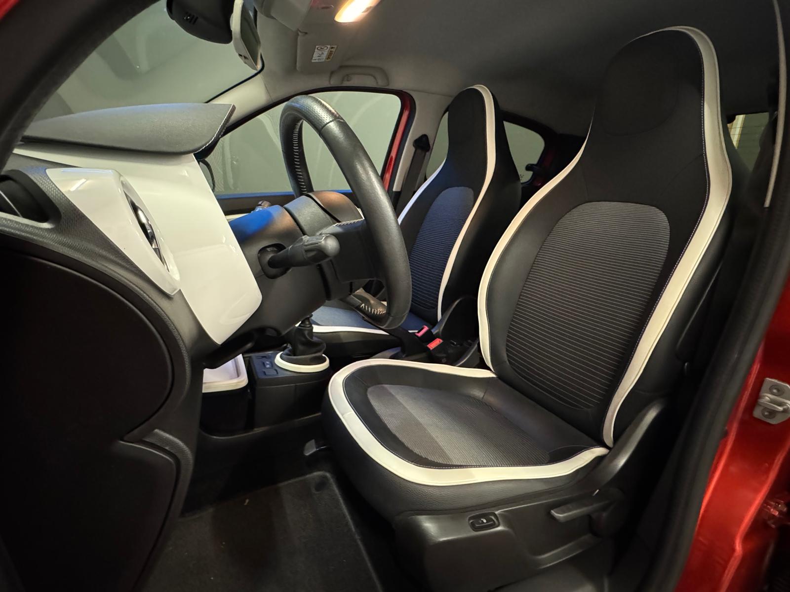 RENAULT Twingo 0.9 90th Anniversary-image-9