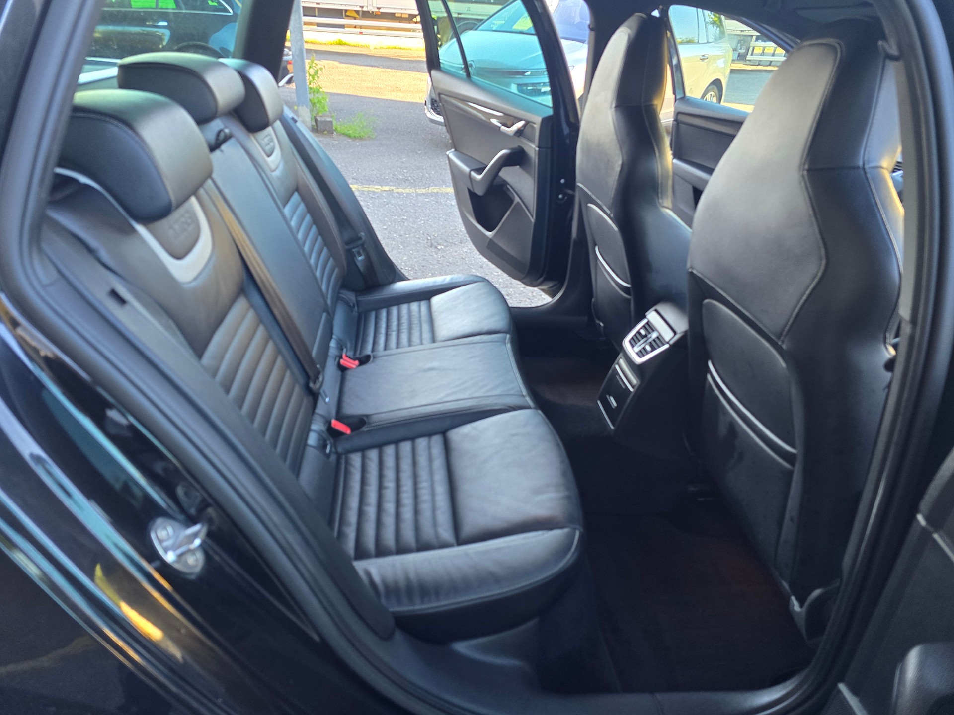 SKODA Octavia Combi 2.0 TDI RS 4x4 DSG-image-17