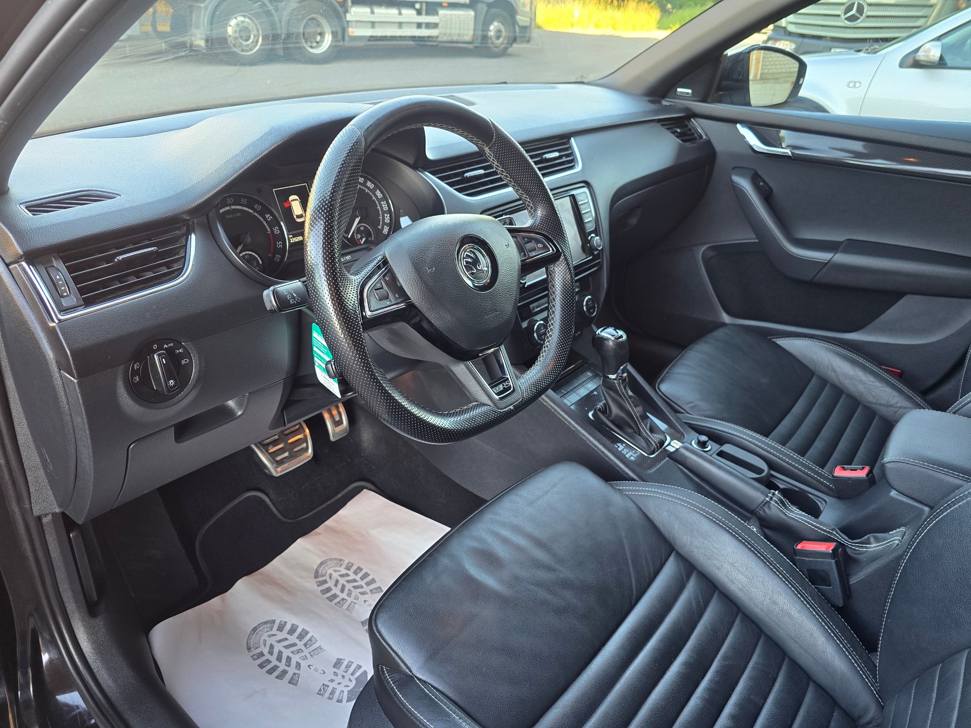 SKODA Octavia Combi 2.0 TDI RS 4x4 DSG-image-11