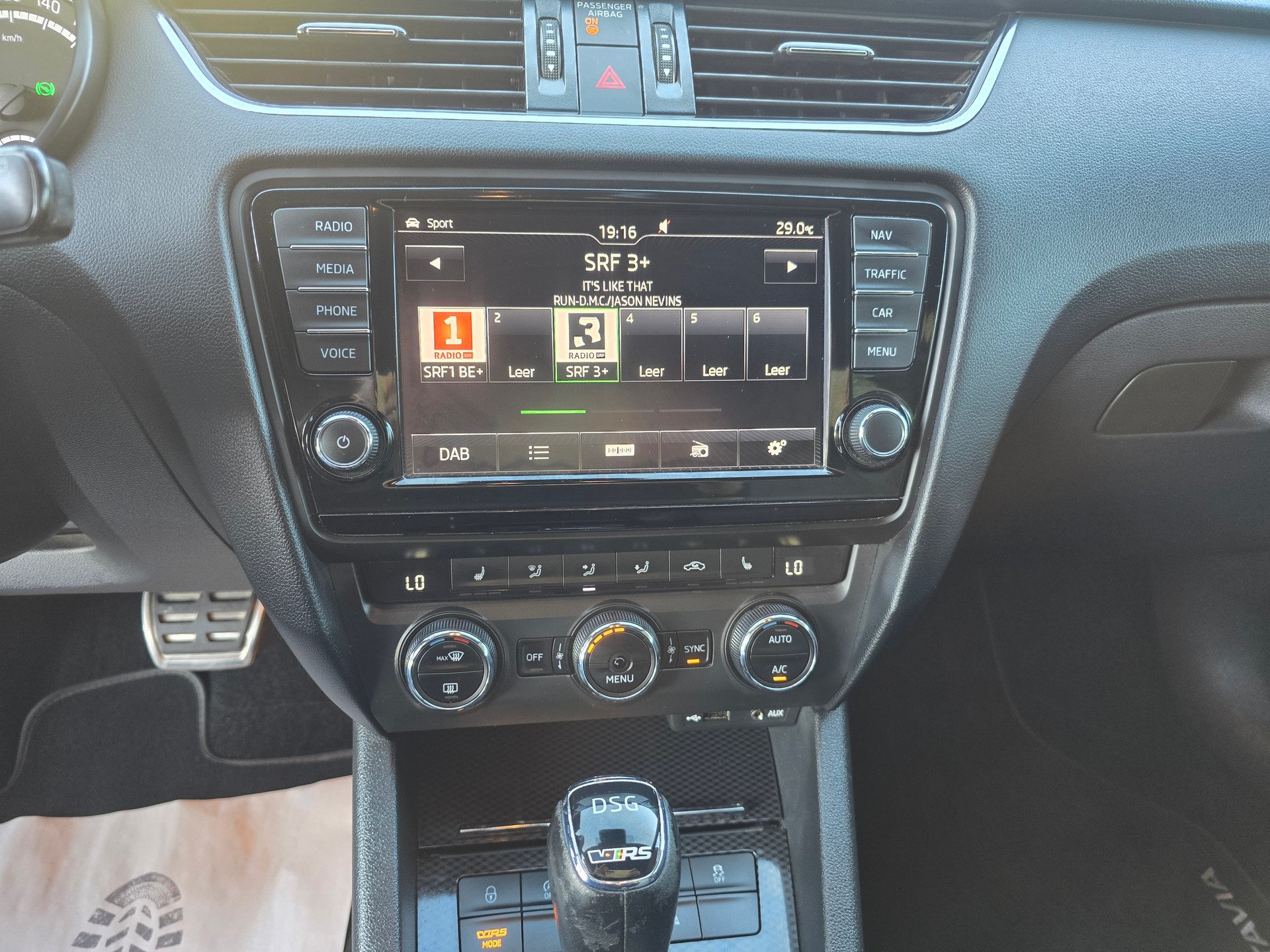 SKODA Octavia Combi 2.0 TDI RS 4x4 DSG-image-23