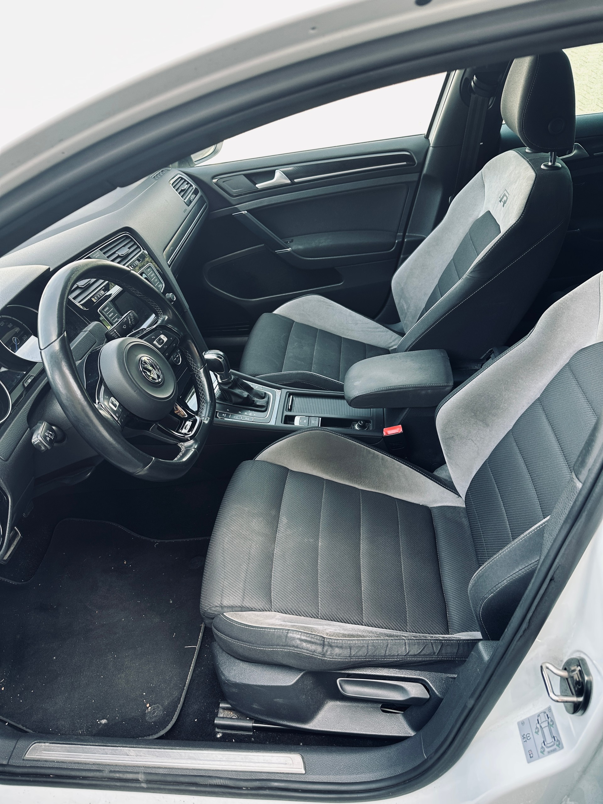 VW Golf 2.0 TSI R 4Motion DSG-image-13