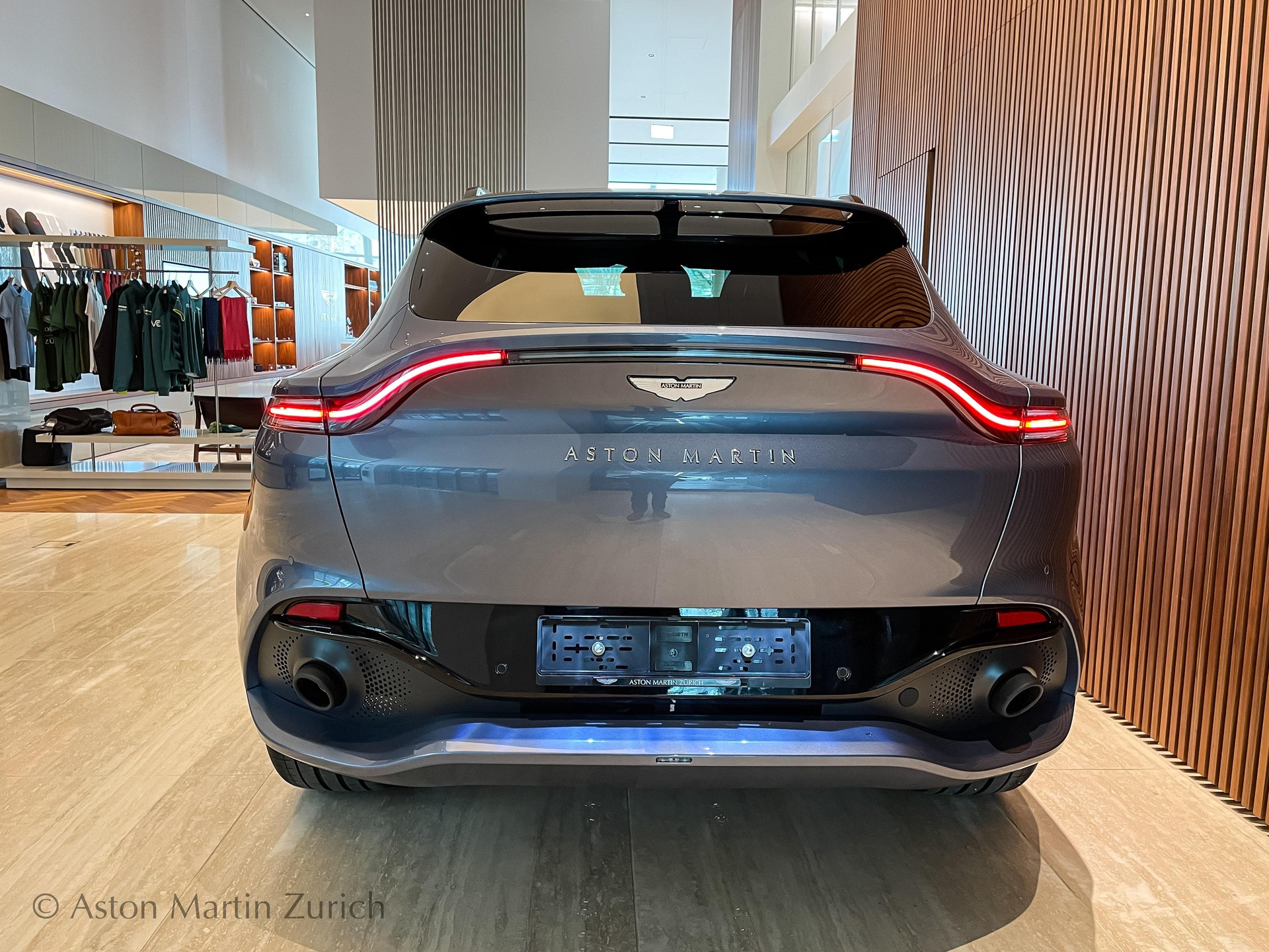 ASTON MARTIN DBX 4.0 V8 Bi-Turbo-showroom-element-3
