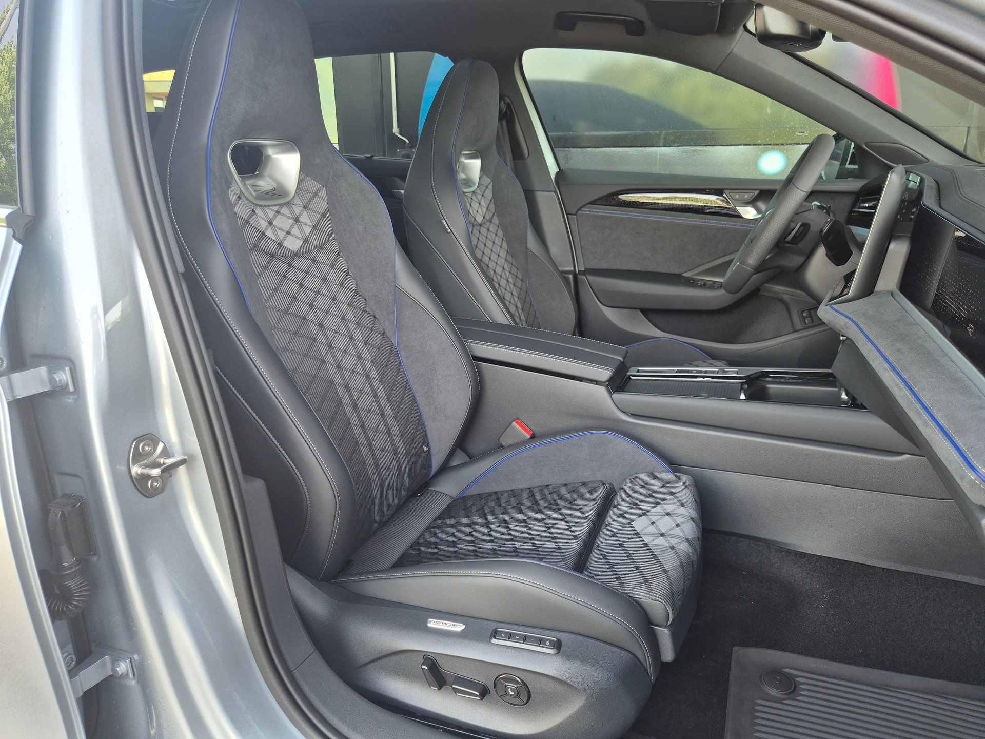 VW Passat Variant 1.5 TSI evo2 Plug-In- Hybrid R-Line DSG-image-19