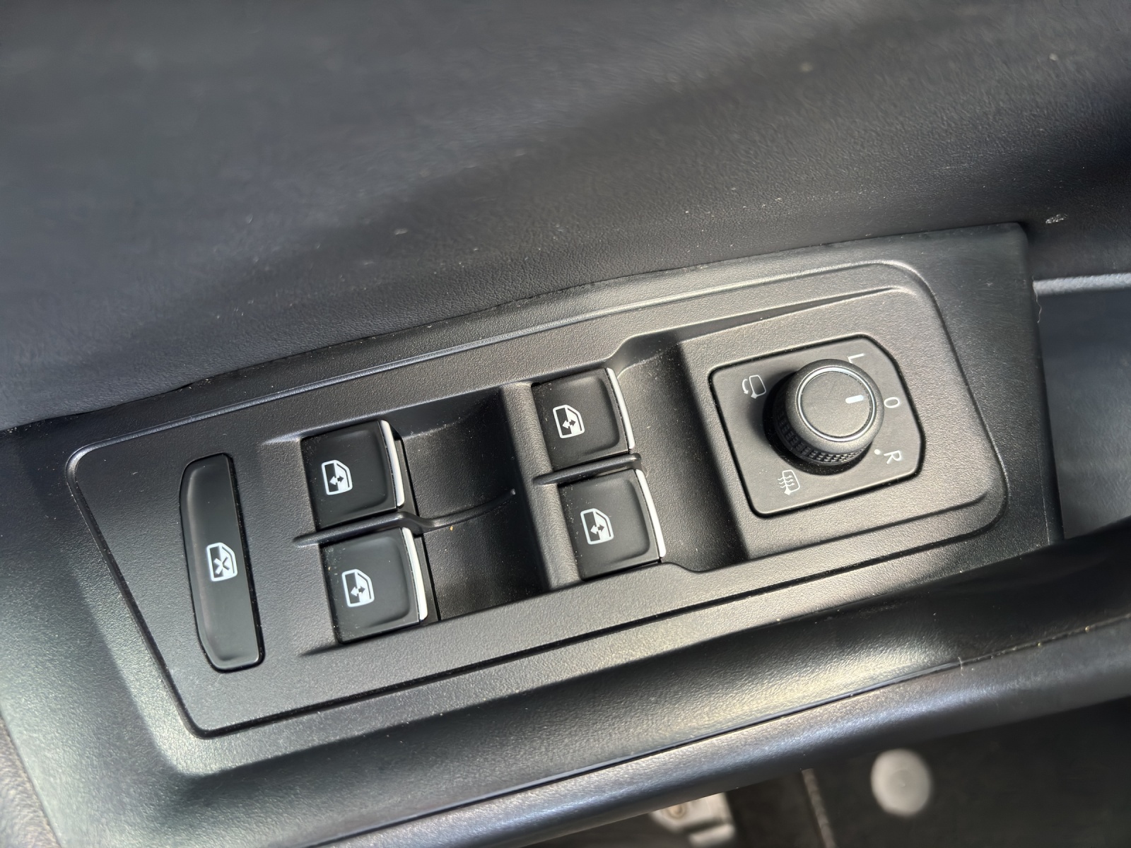VW T-Roc 2.0 TSI R DSG 4Motion mit Akrapovic Abgasanlage, Leder & Panorama-Ausstell-/Schiebedach-image-28