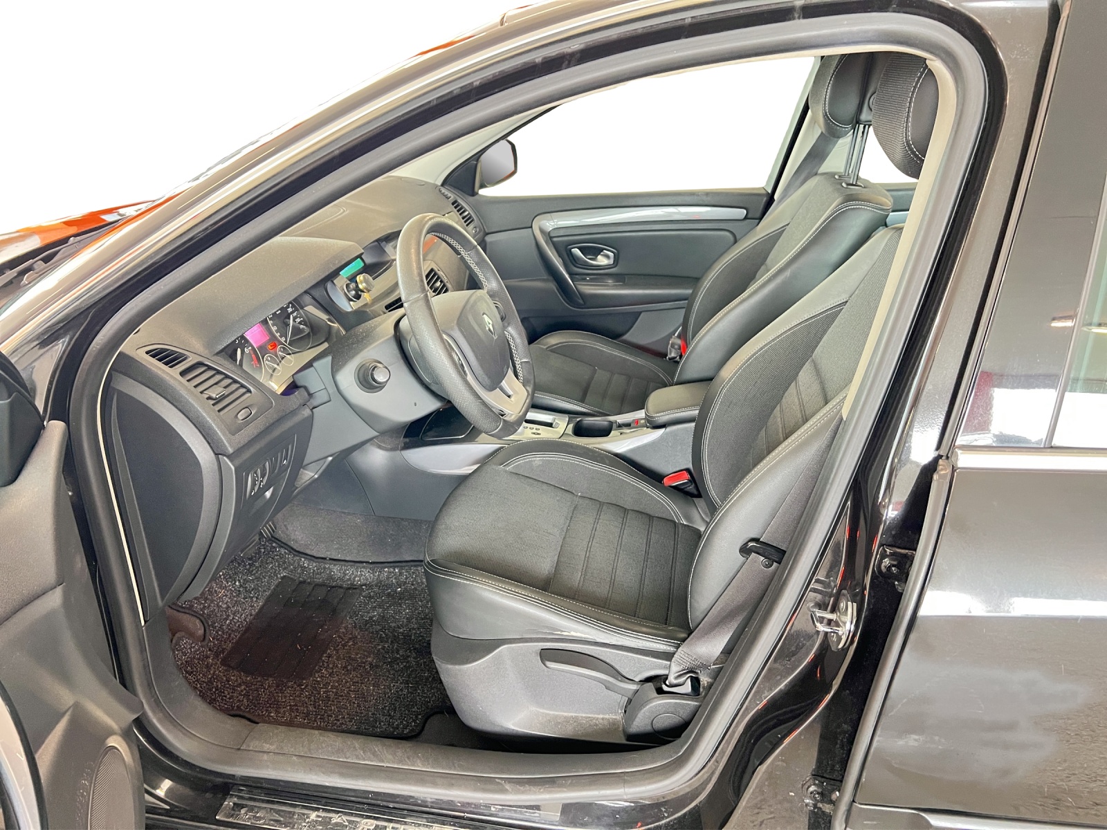 RENAULT Laguna Grandtour 2.0 16V T Dynamique Automatic-image-10