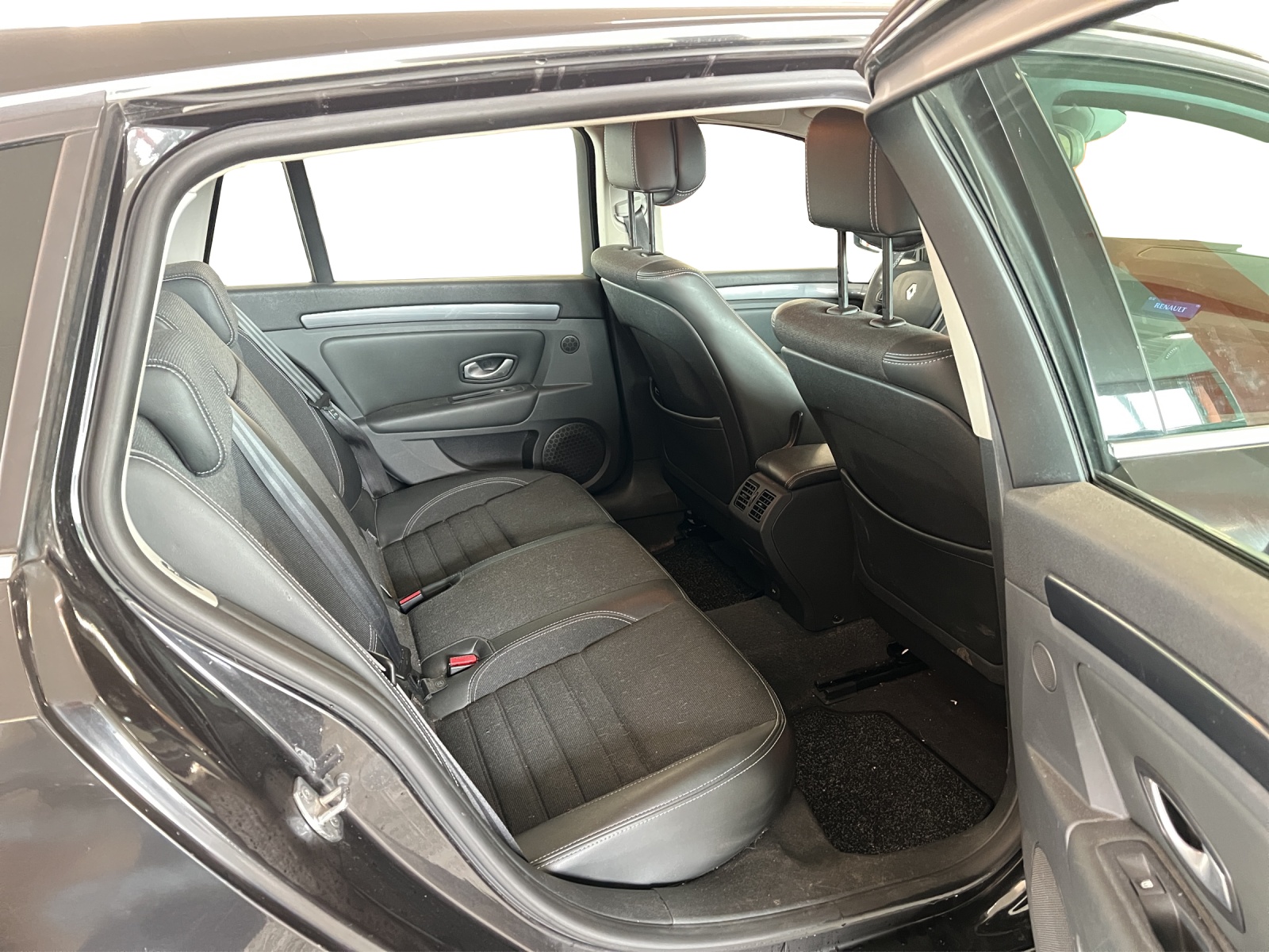 RENAULT Laguna Grandtour 2.0 16V T Dynamique Automatic-image-9