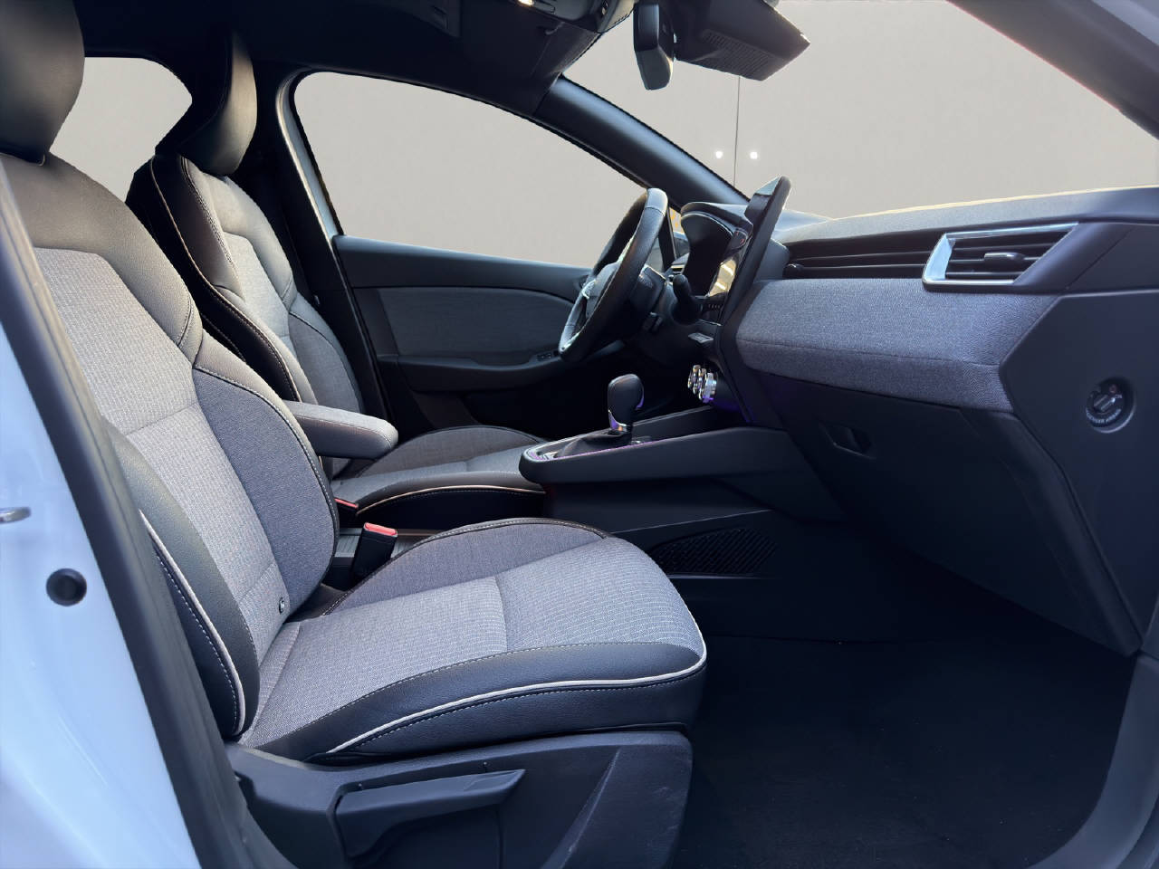 RENAULT Clio 1.6 E-Tech techno-image-9