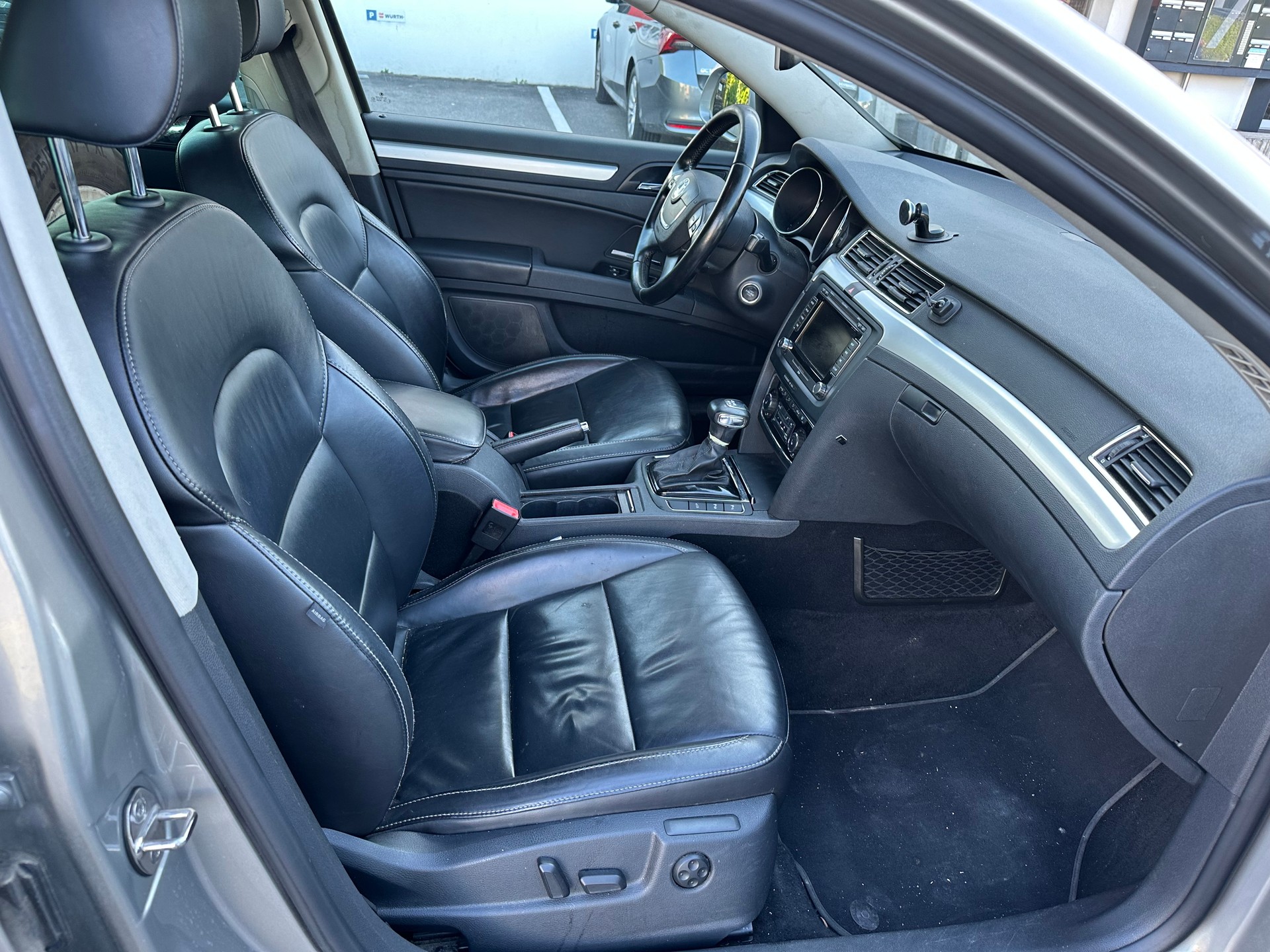 SKODA Superb Combi 2.0 TDi Elegance 4x4 DSG-image-8