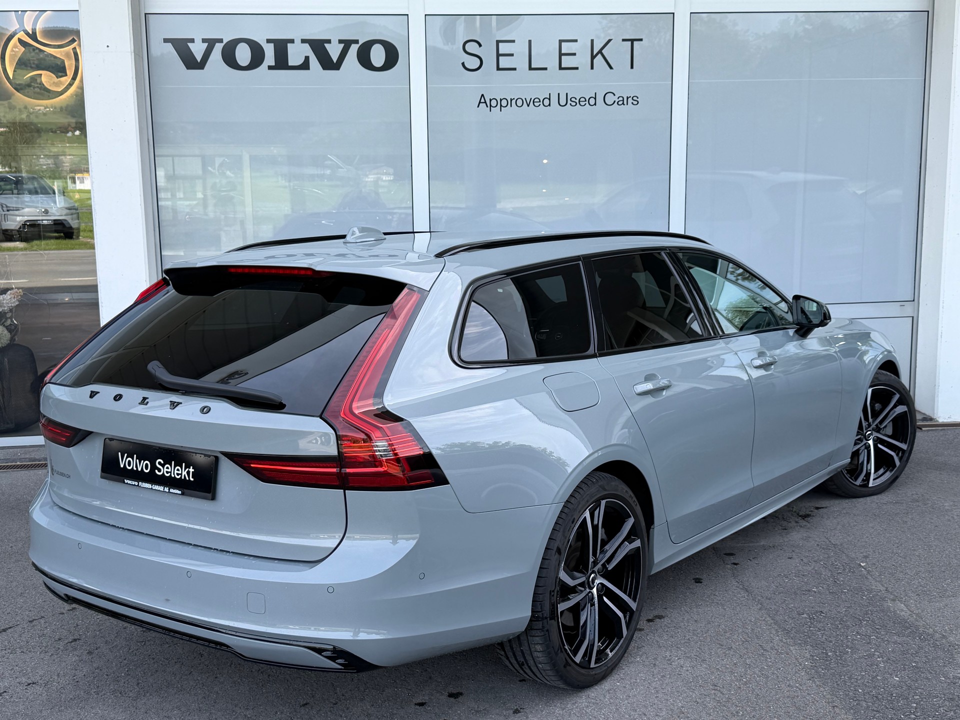 VOLVO V90 T8 eAWD Plus Dark Geartronic-showroom-element-1