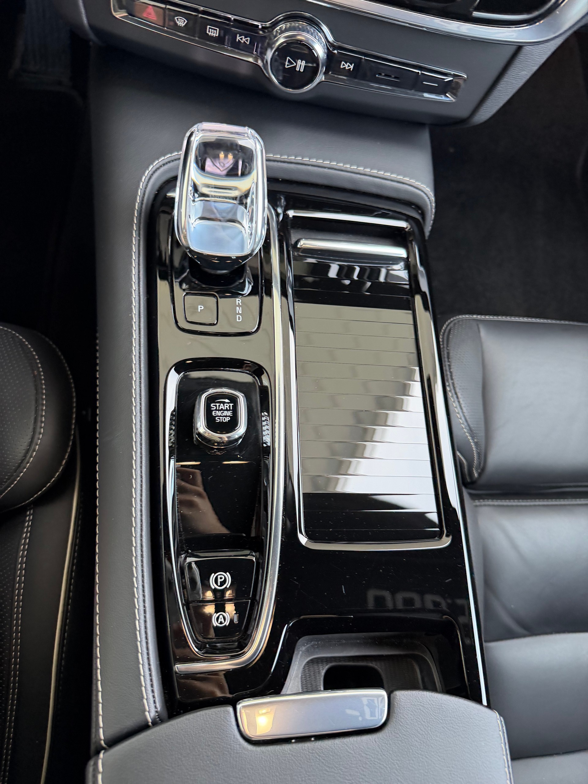 VOLVO V90 T8 eAWD Plus Dark Geartronic-image-13