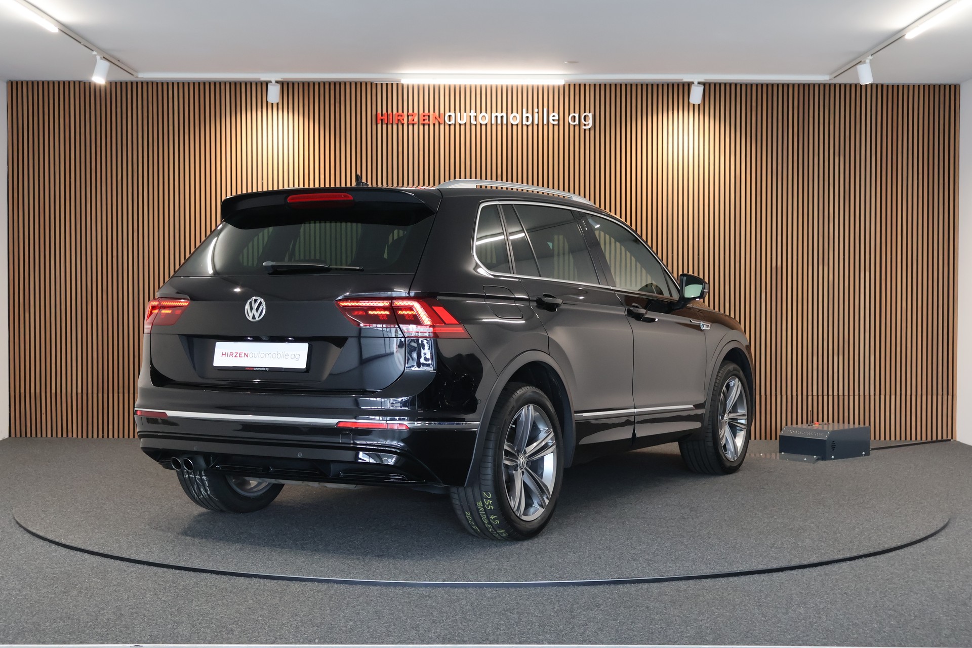 VW Tiguan 2.0TSI R-Line 4Motion DSG-image-4