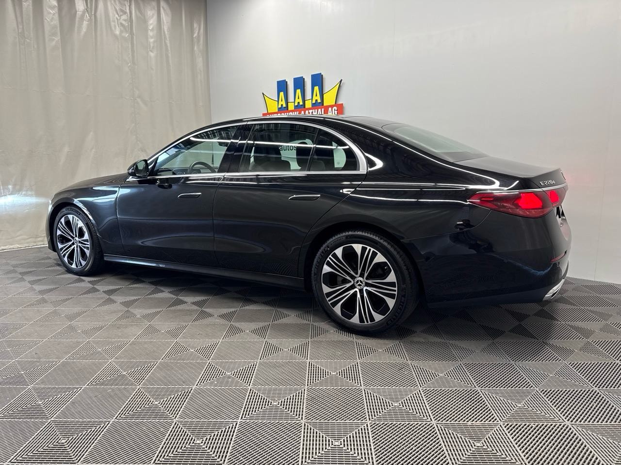 MERCEDES-BENZ E 220 d 9G-Tronic-showroom-element-1