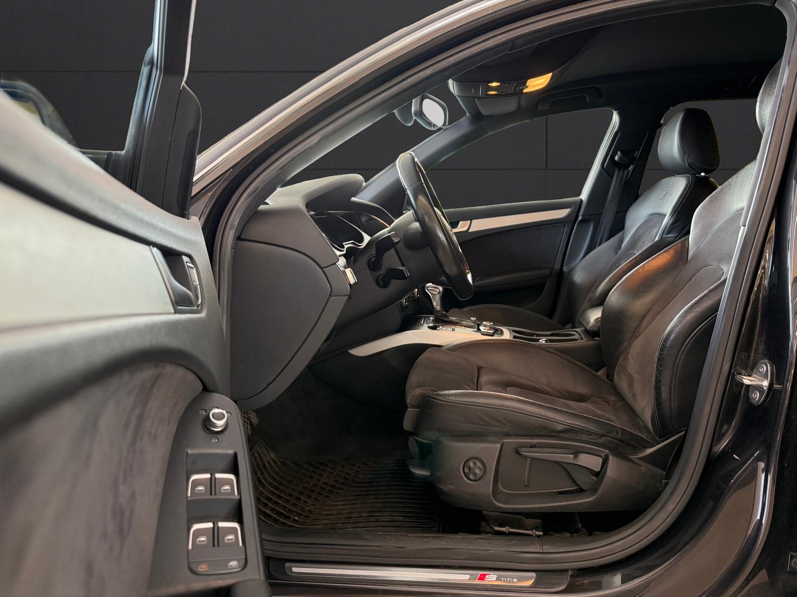 AUDI A4 Avant 2.0 TDI quattro S-tronic-image-10