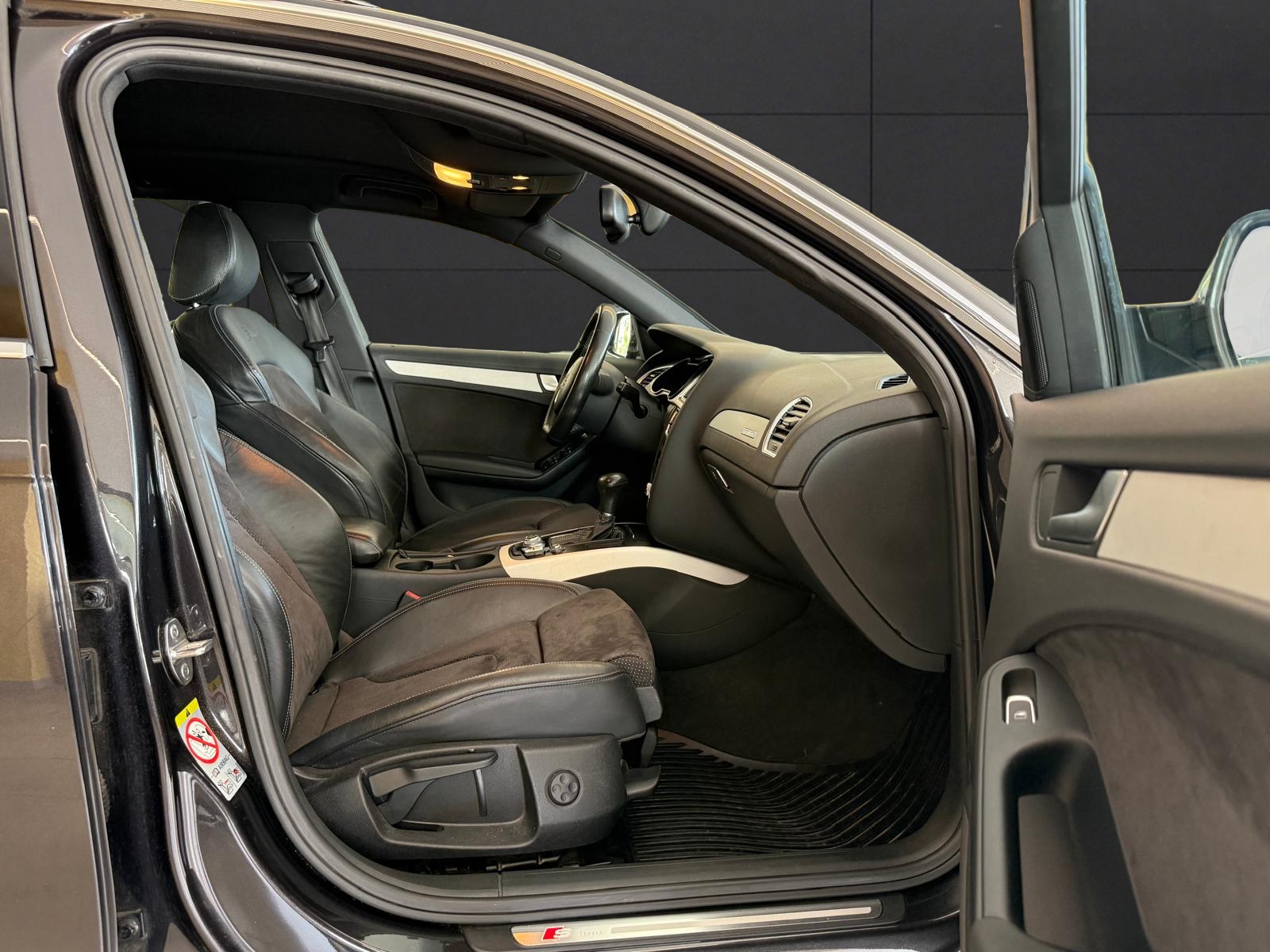 AUDI A4 Avant 2.0 TDI quattro S-tronic-image-14