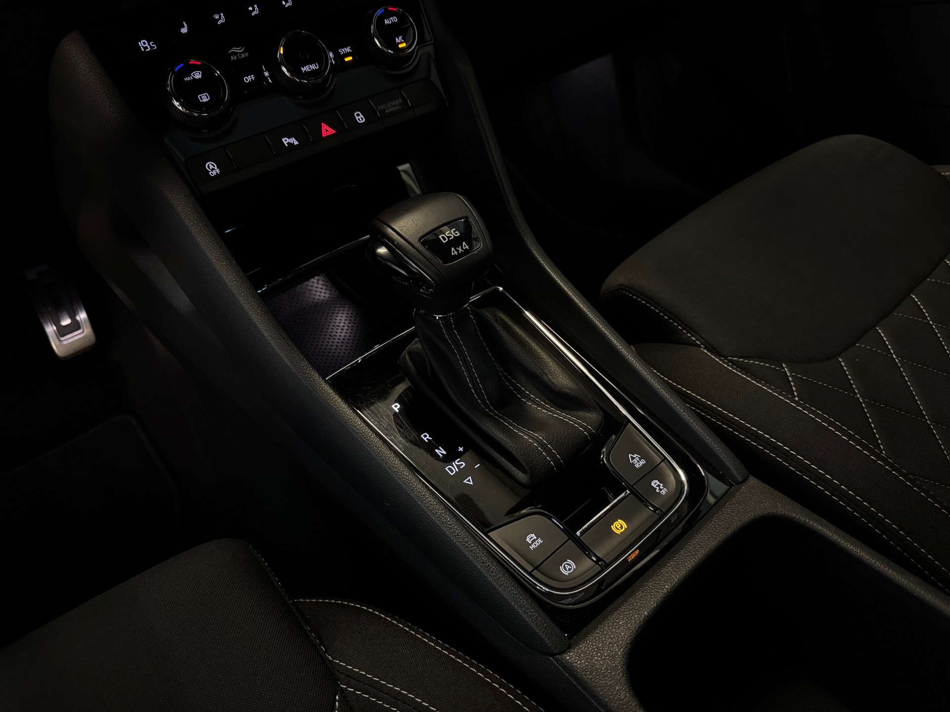 SKODA Karoq 2.0 TSI SportLine 4x4 DSG-image-9