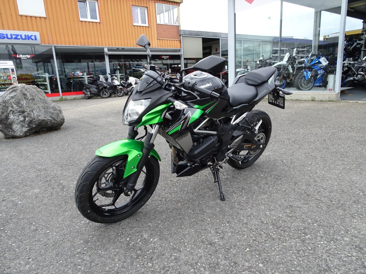 KAWASAKI Z 125-showroom-element-3