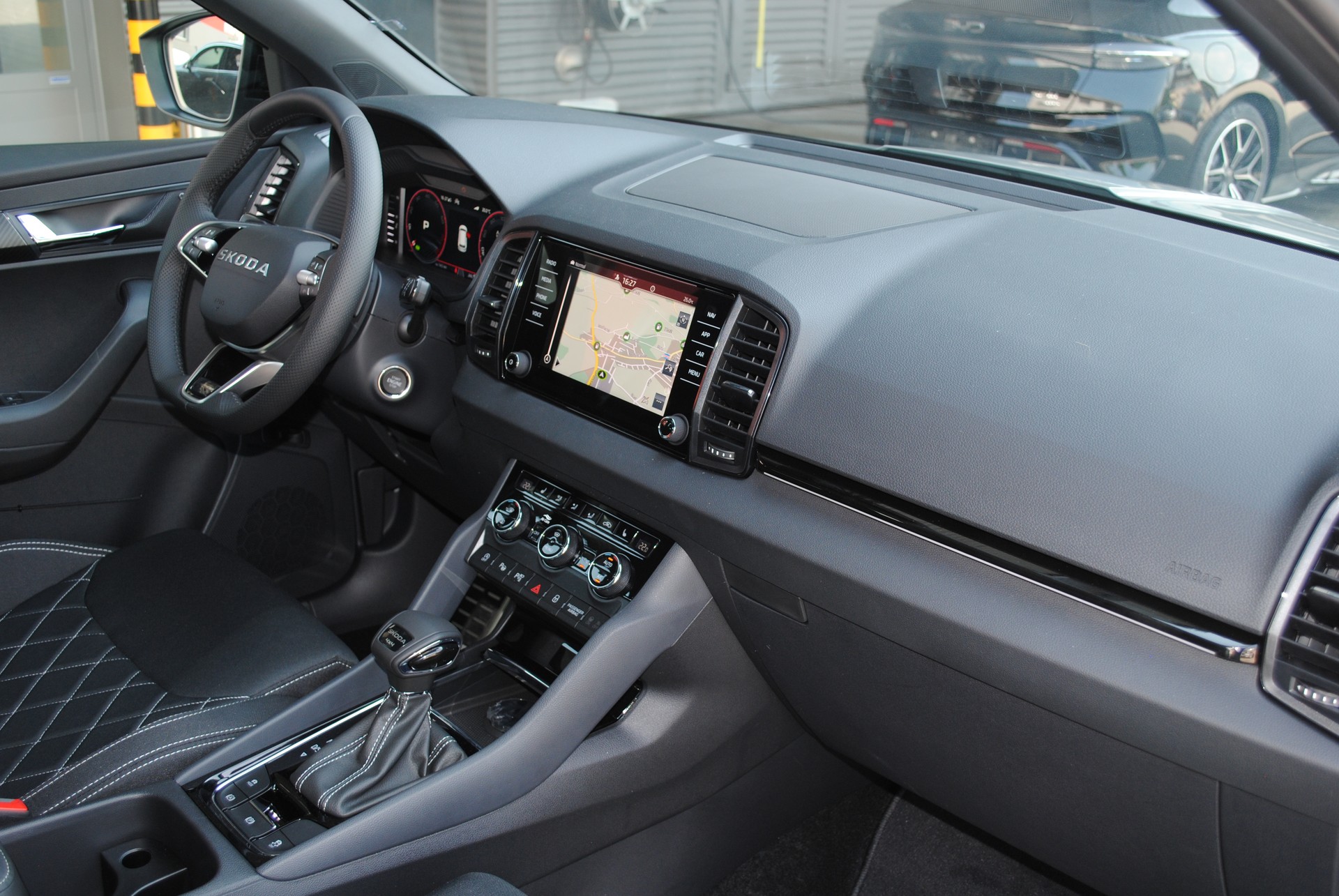 SKODA Karoq 2.0 TSI SportLine 4x4 DSG-image-10