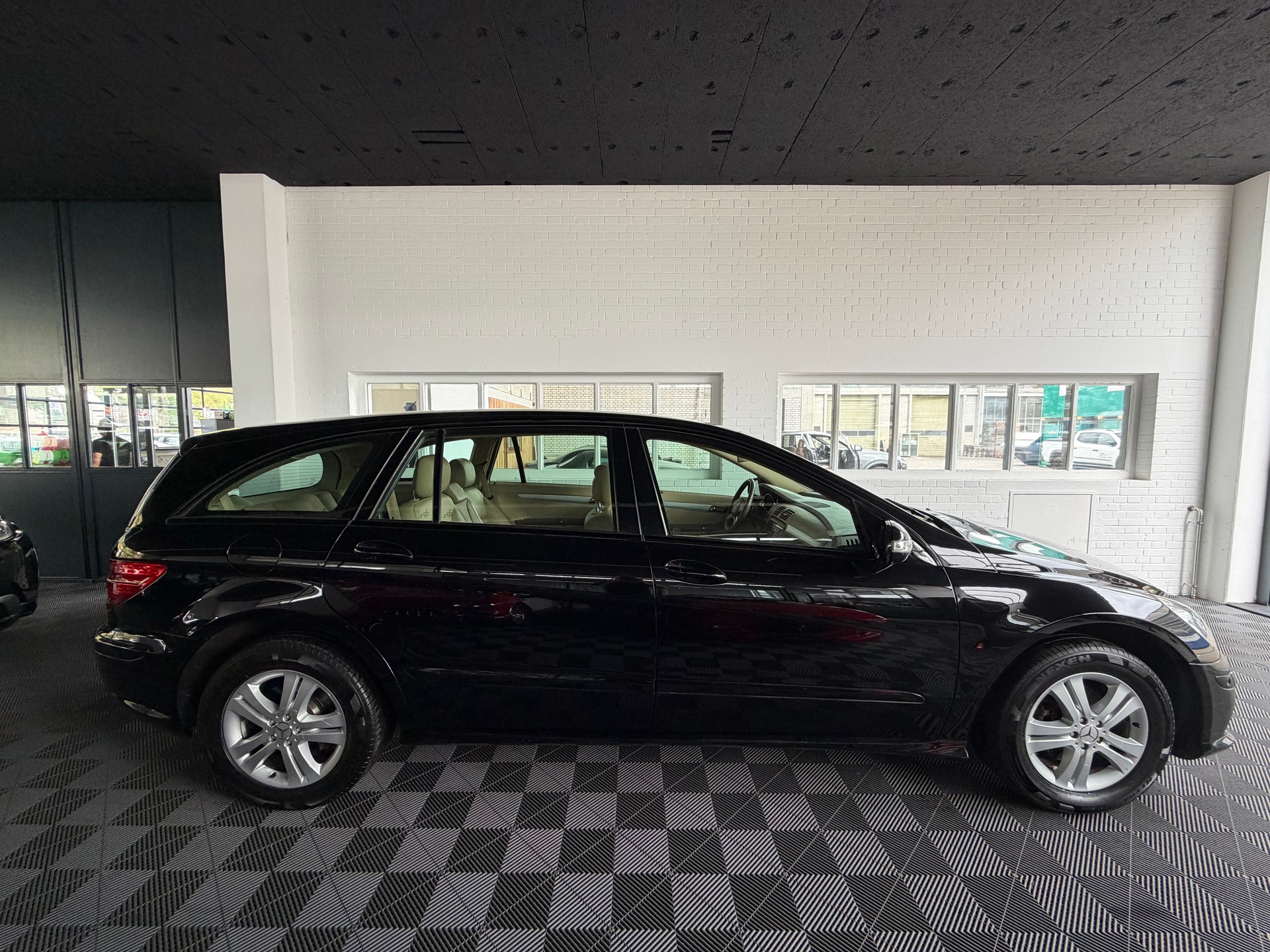 MERCEDES-BENZ R 300 (280) L 7G-Tronic-showroom-element-1