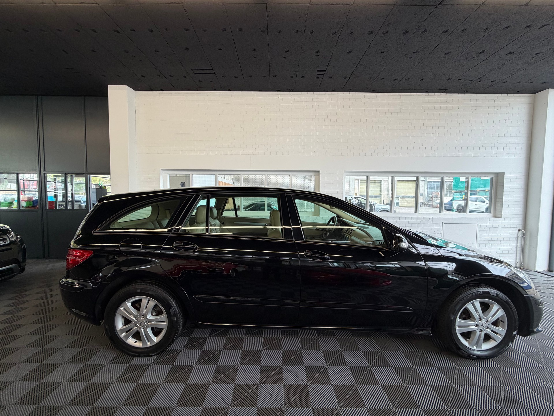 MERCEDES-BENZ R 300 (280) L 7G-Tronic-showroom-element-2
