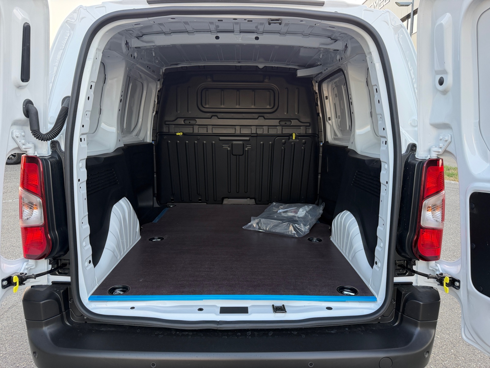 PEUGEOT Partner 1.2 Pure Tech 110 Standard 650kg, * Aktionsmodell * 10 Zoll Touchscreen mit CarPlay Kabellos * Kamera * Durchladeluke *-image-4
