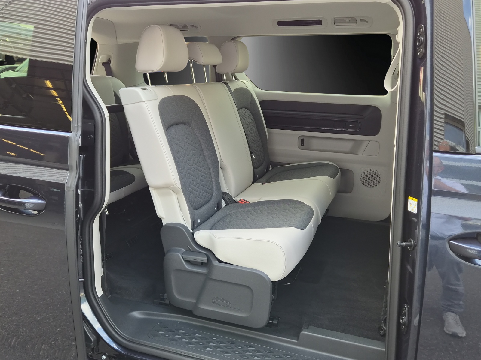 VW ID.Buzz LWB Pro 4 Motion-image-7