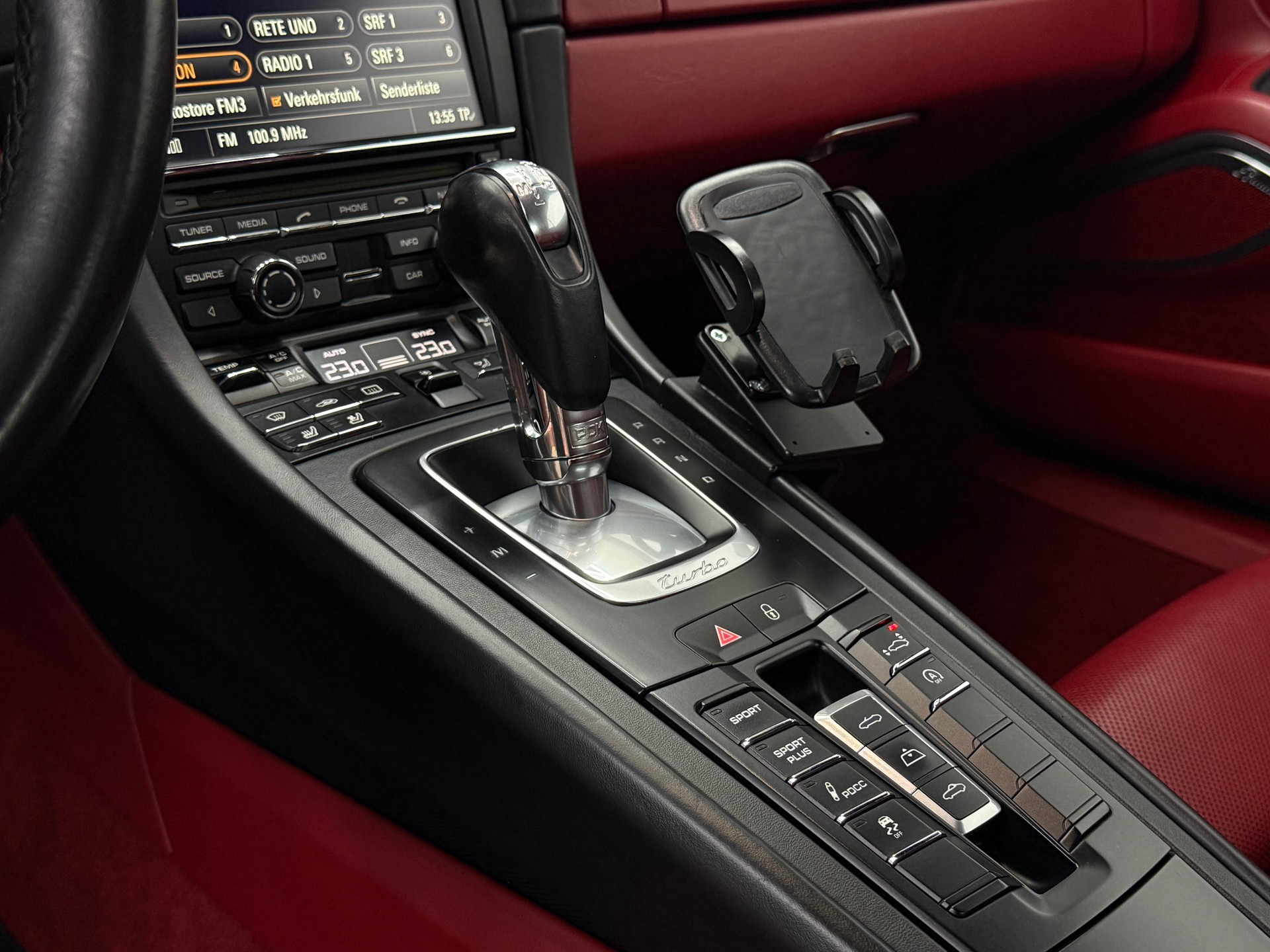 PORSCHE 911 Turbo S Cabrio PDK-image-25