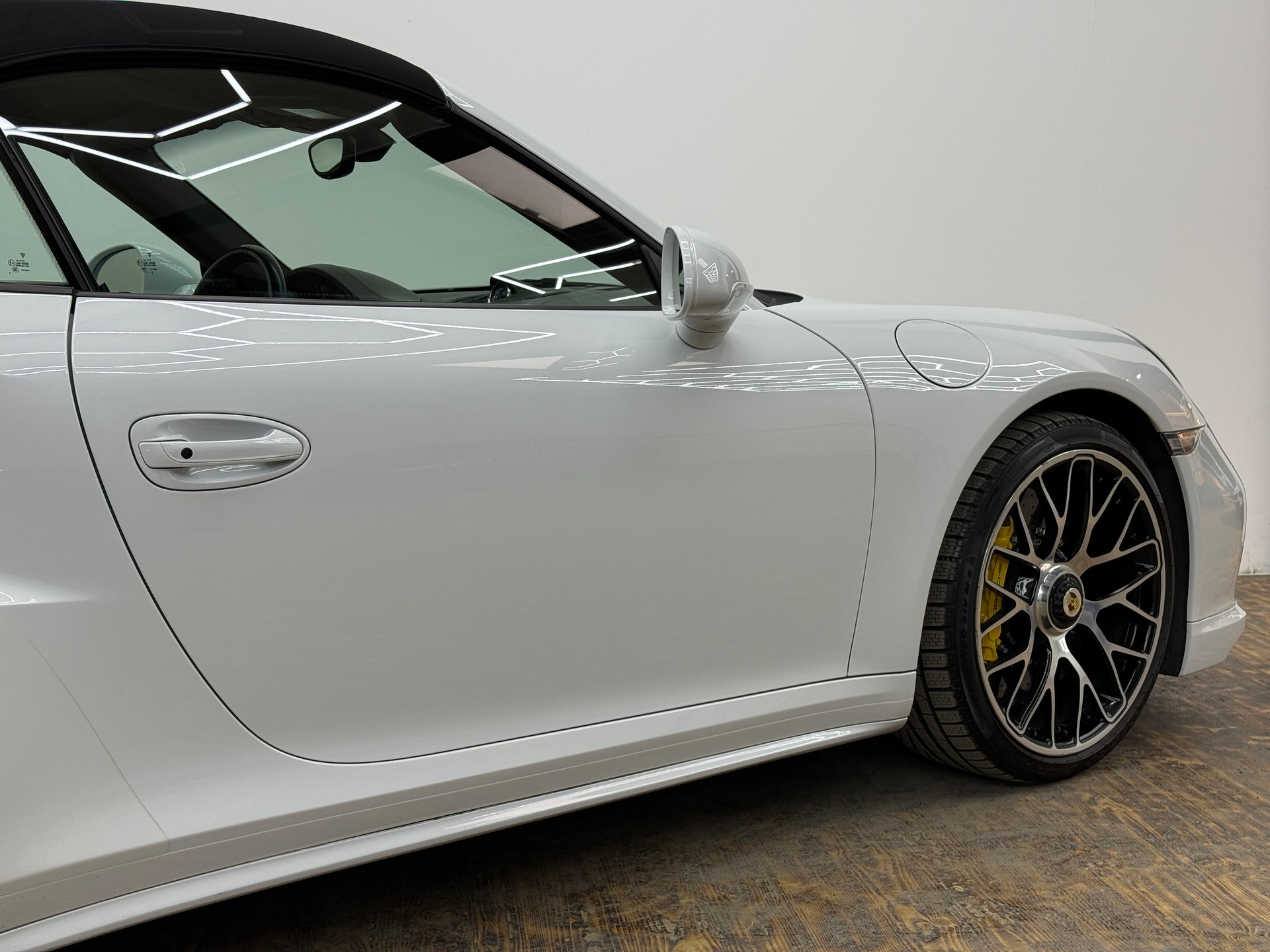 PORSCHE 911 Turbo S Cabrio PDK-image-17