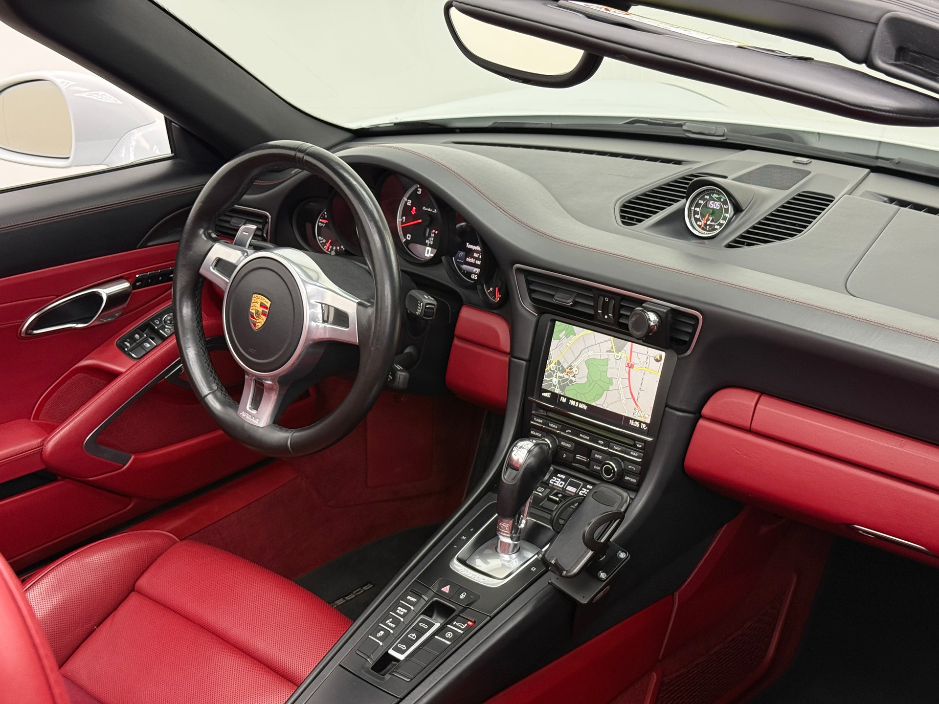 PORSCHE 911 Turbo S Cabrio PDK-image-23