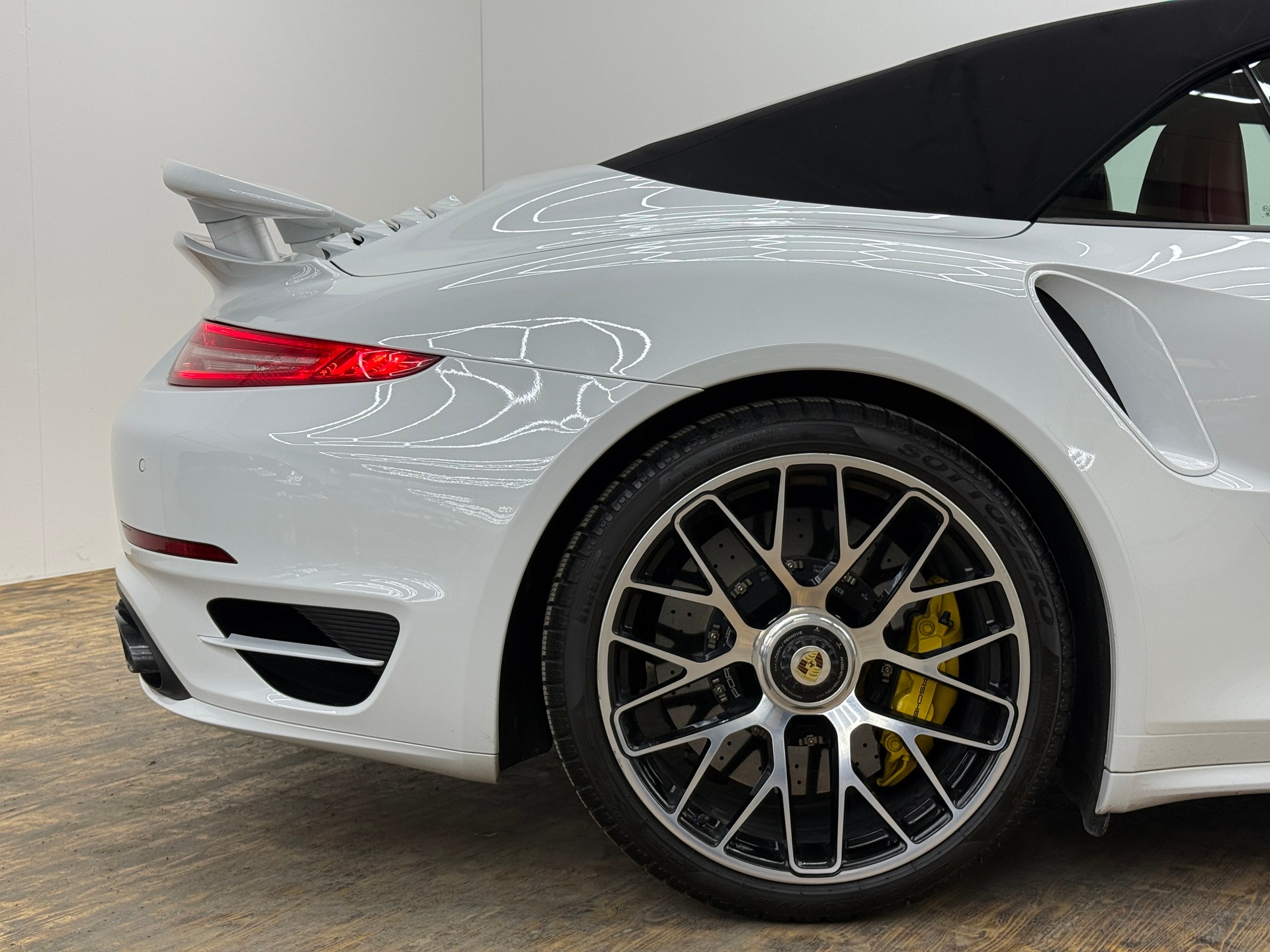 PORSCHE 911 Turbo S Cabrio PDK-image-15