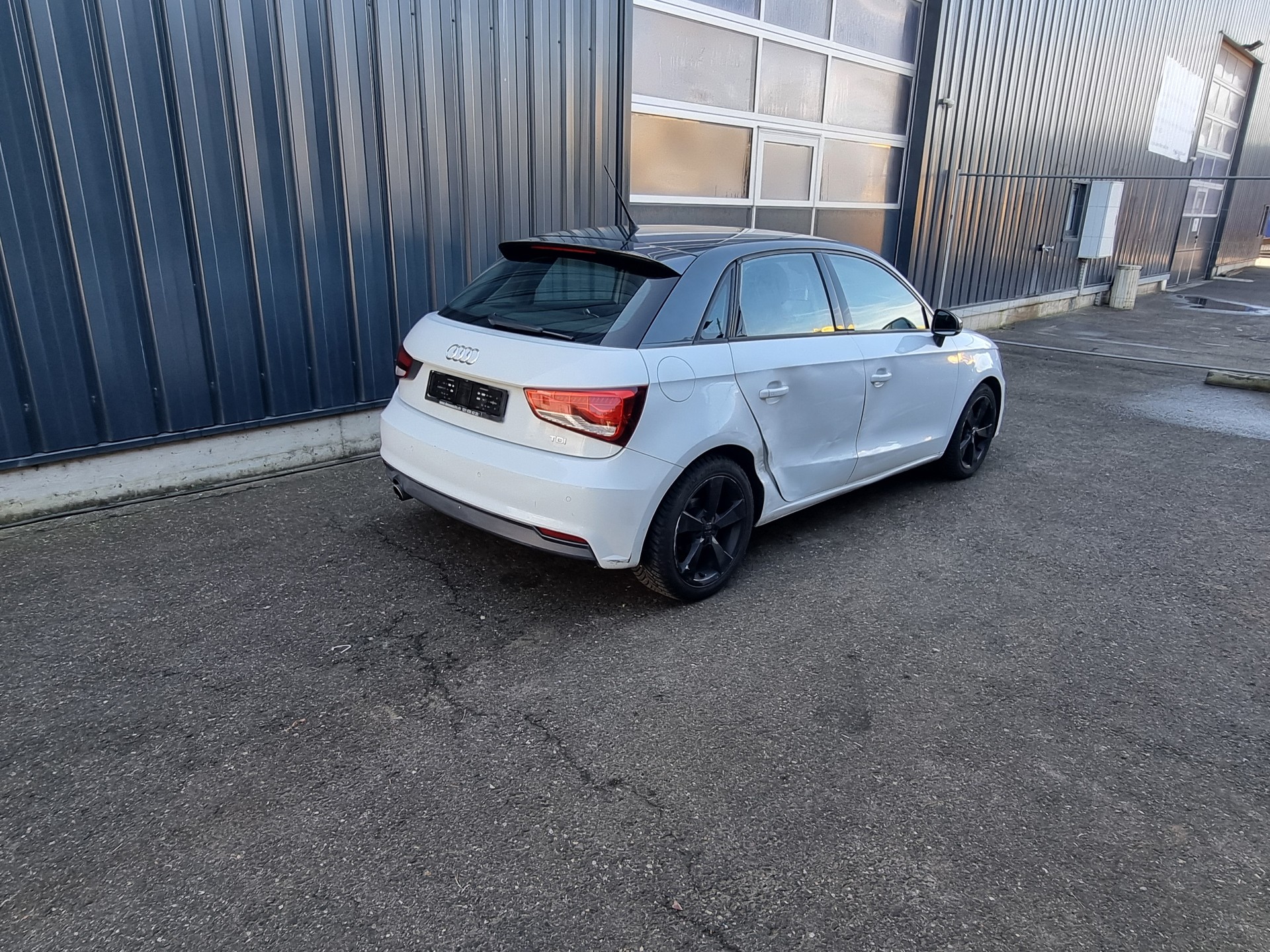 AUDI A1 Sportback 1.6 TDI S-tronic-image-4