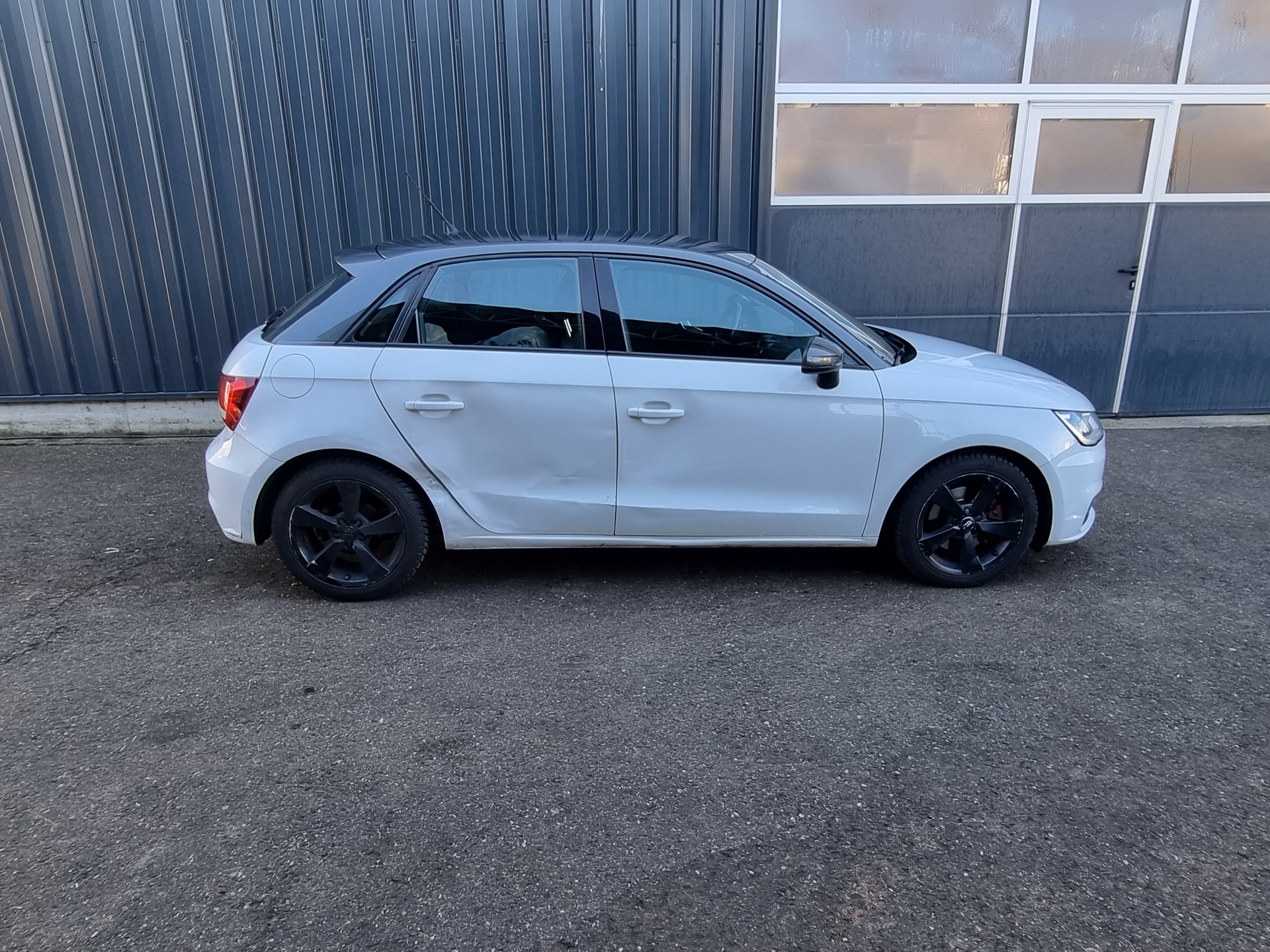 AUDI A1 Sportback 1.6 TDI S-tronic-image-7