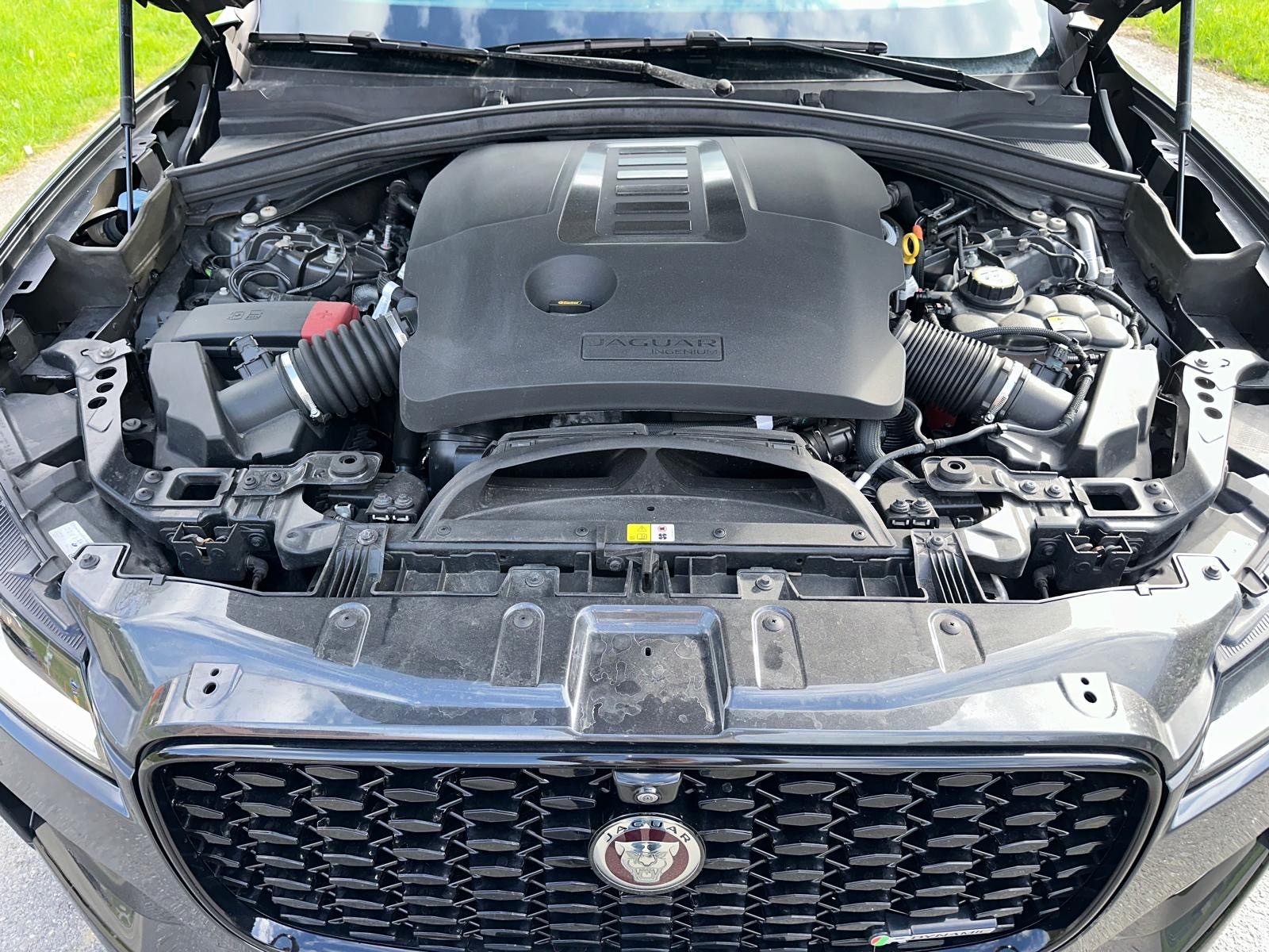 JAGUAR F-Pace 3.0 P400 R-Dynamic MHEV HSE AWD-image-10