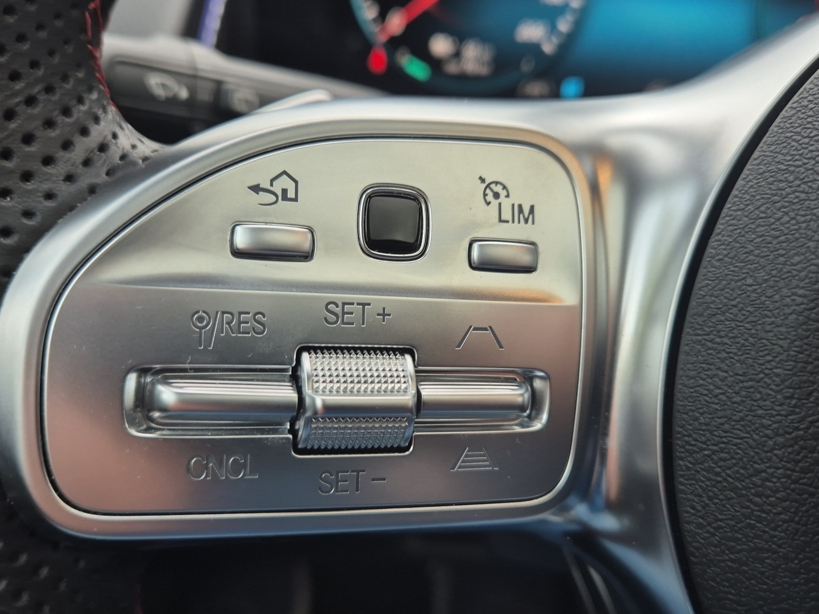 MERCEDES-BENZ EQB 350 4Matic-image-16
