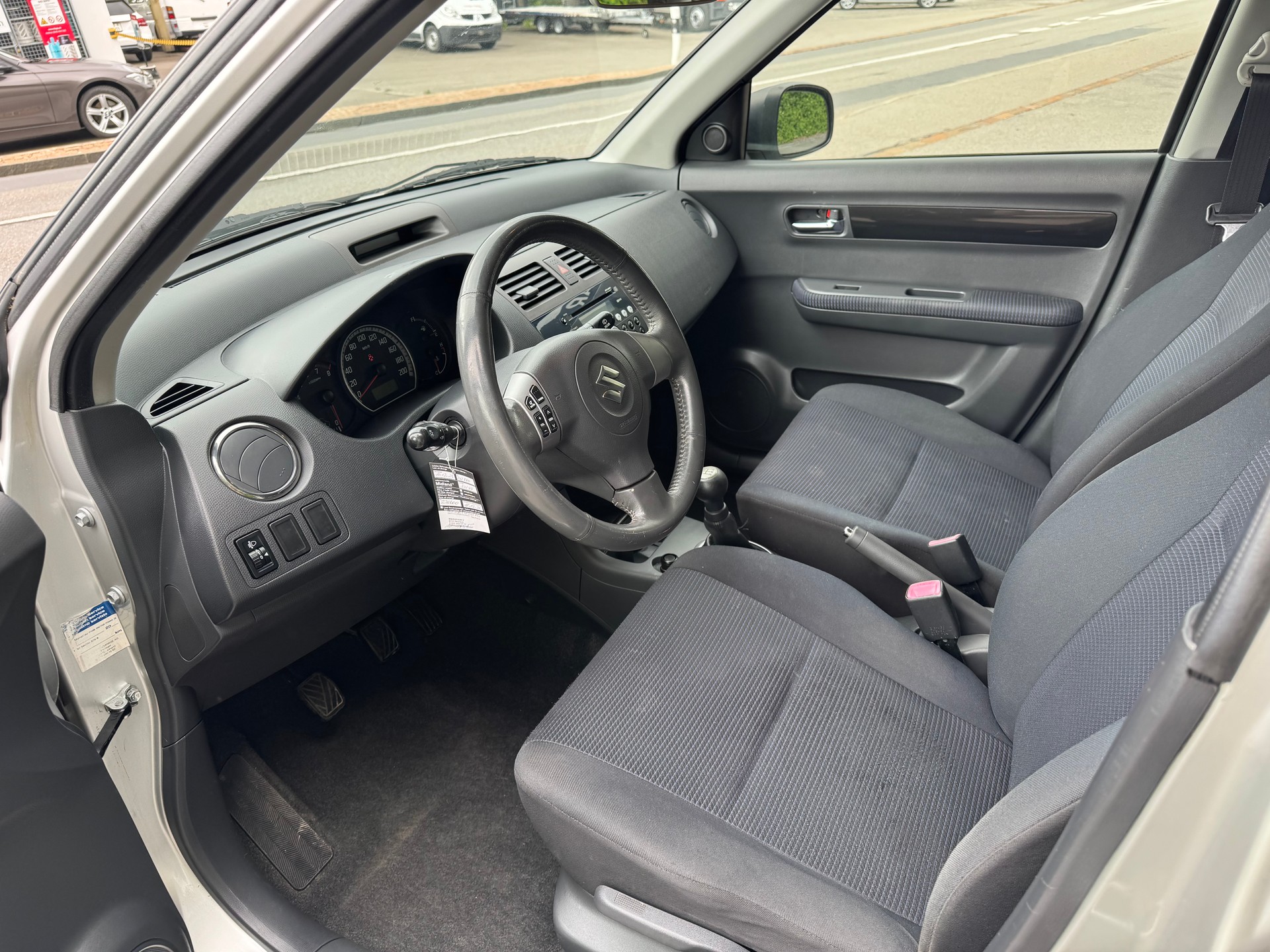 SUZUKI Swift 1.3i 16V GL 4x4-image-5