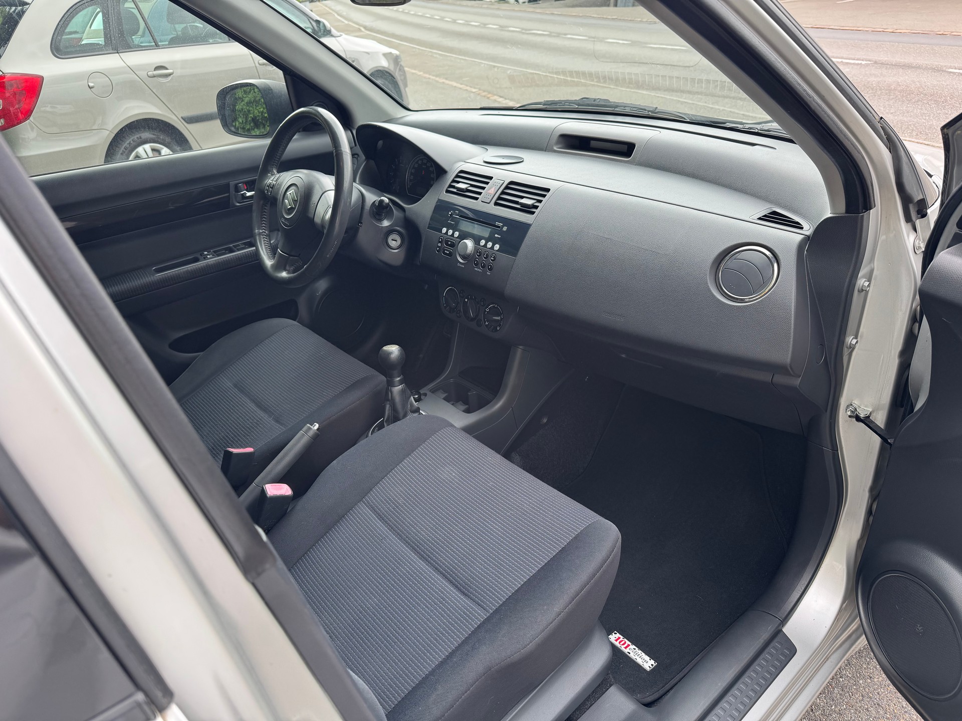 SUZUKI Swift 1.3i 16V GL 4x4-image-7