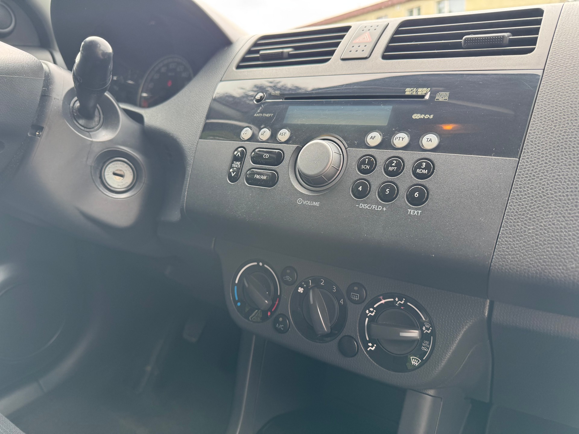 SUZUKI Swift 1.3i 16V GL 4x4-image-8