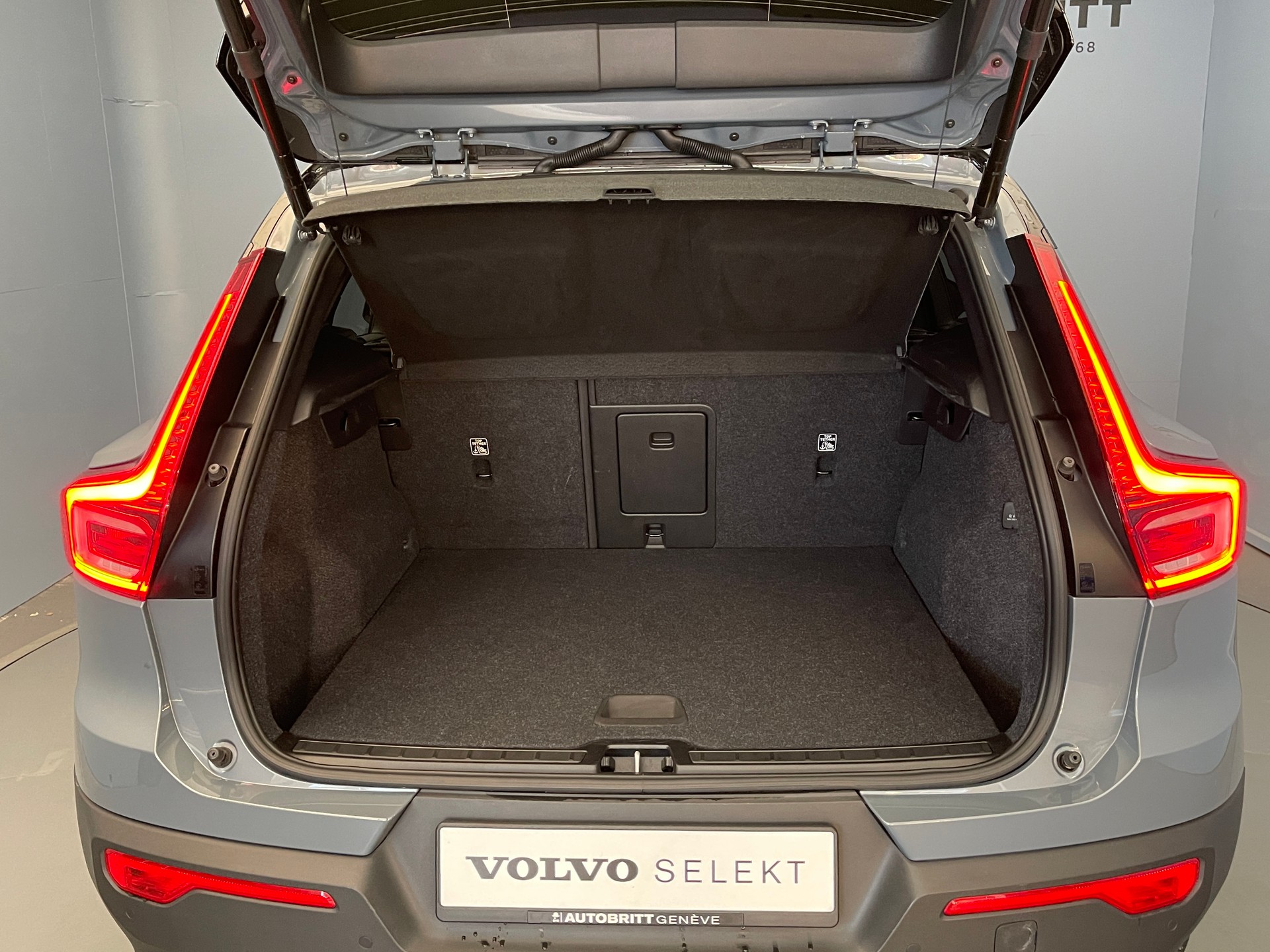 VOLVO XC40 2.0 B4 MH R-Design AWD-showroom-element-3