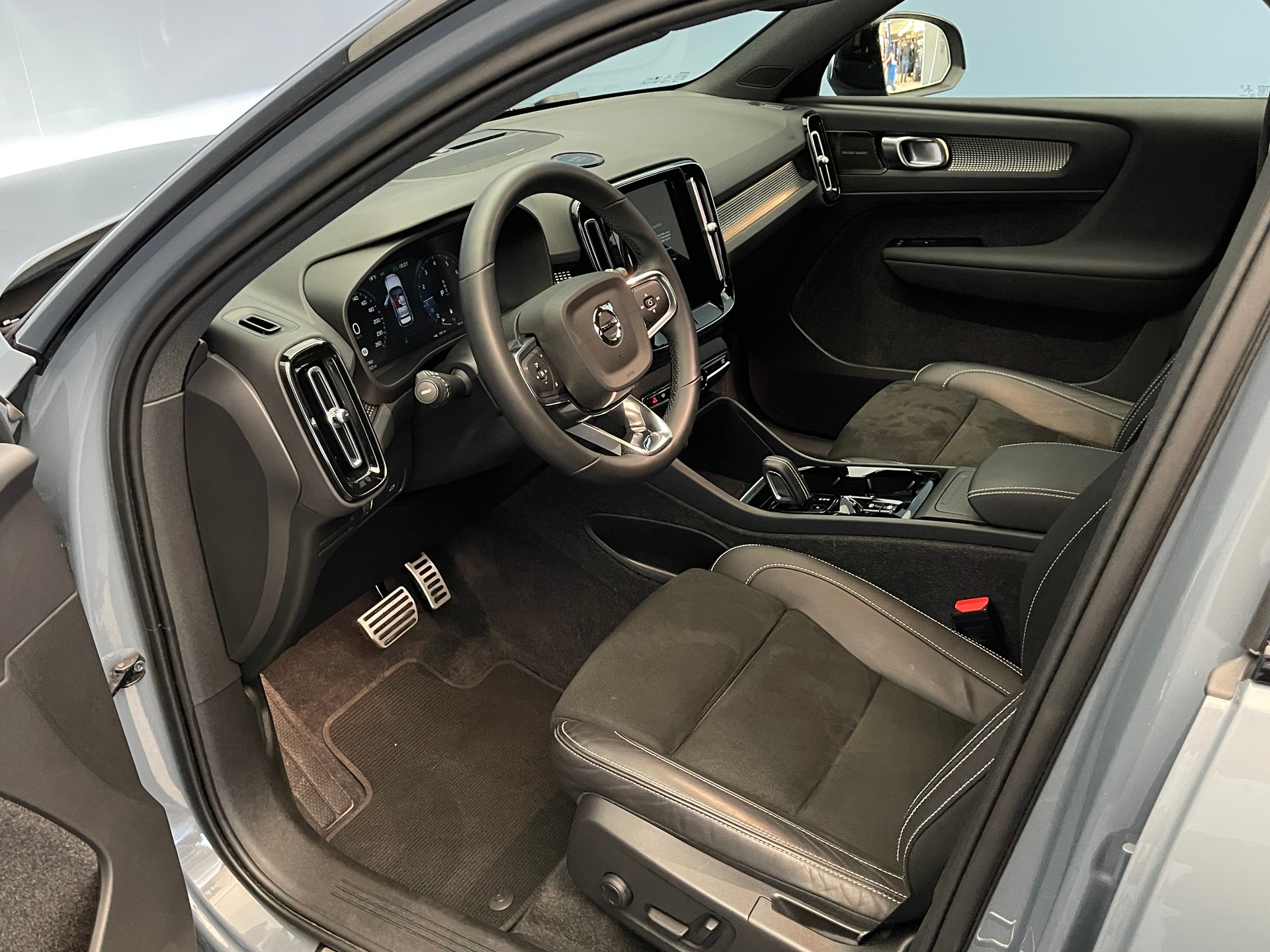 VOLVO XC40 2.0 B4 MH R-Design AWD-image-12