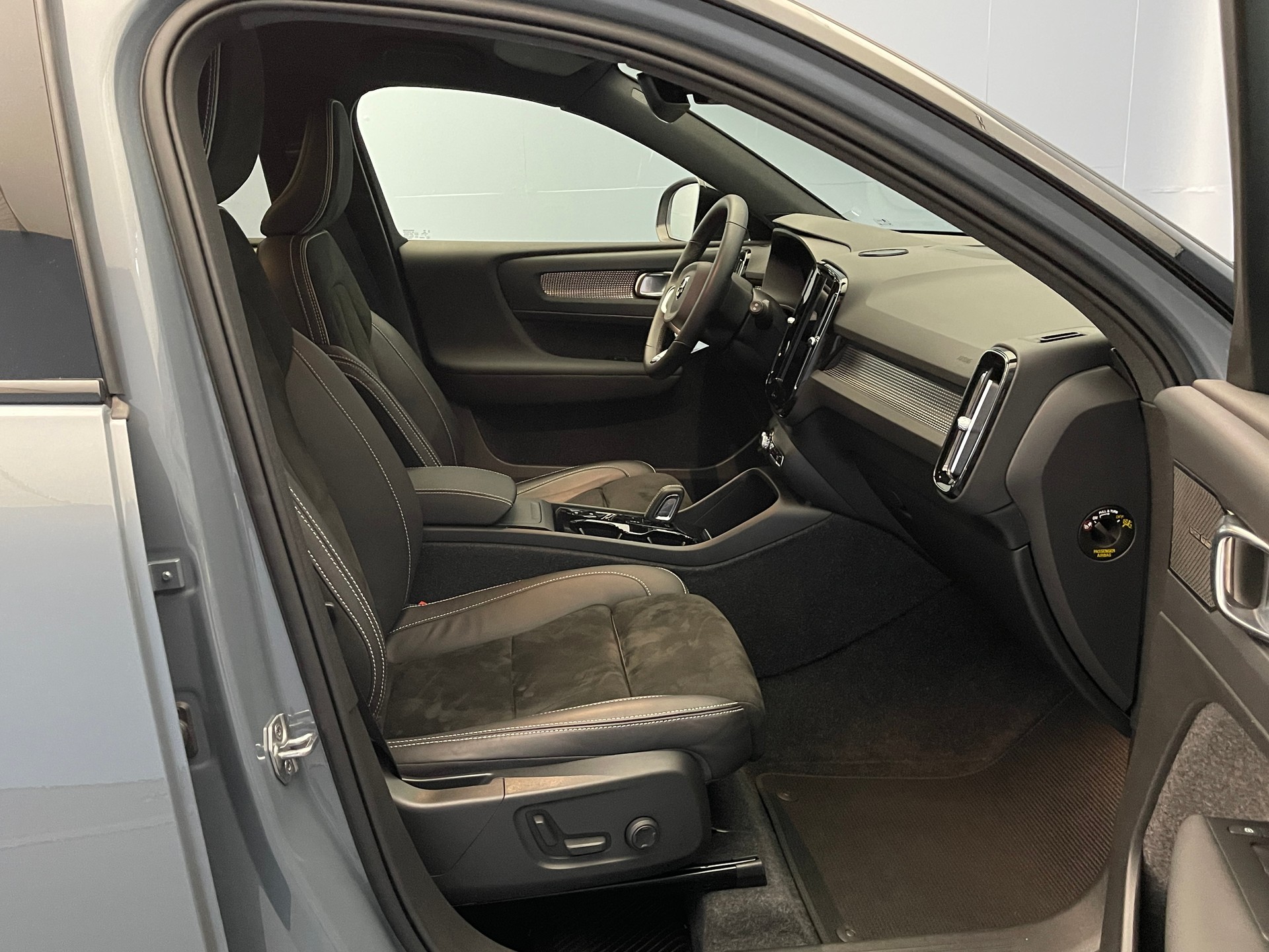 VOLVO XC40 2.0 B4 MH R-Design AWD-image-7