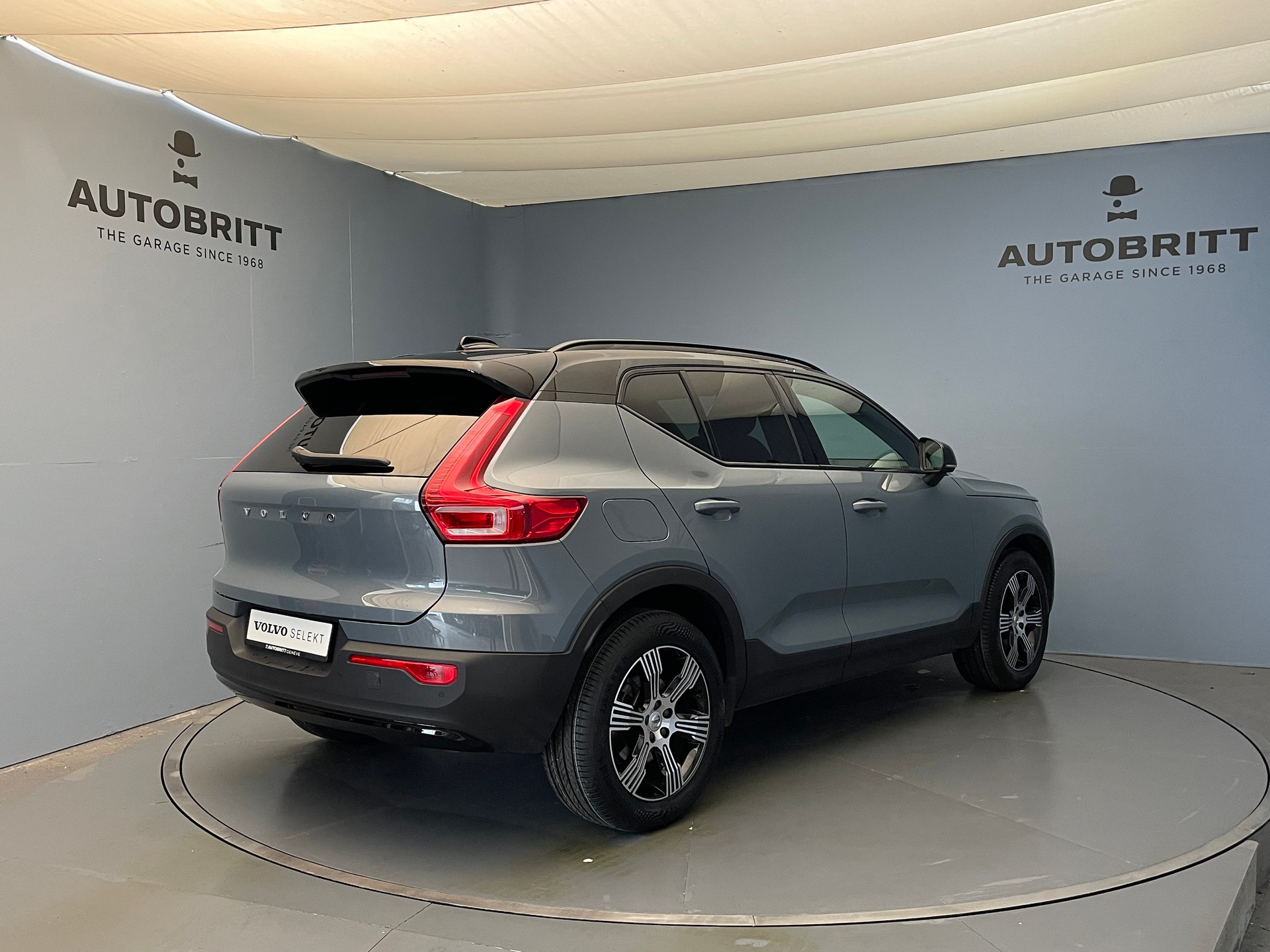 VOLVO XC40 2.0 B4 MH R-Design AWD-image-4