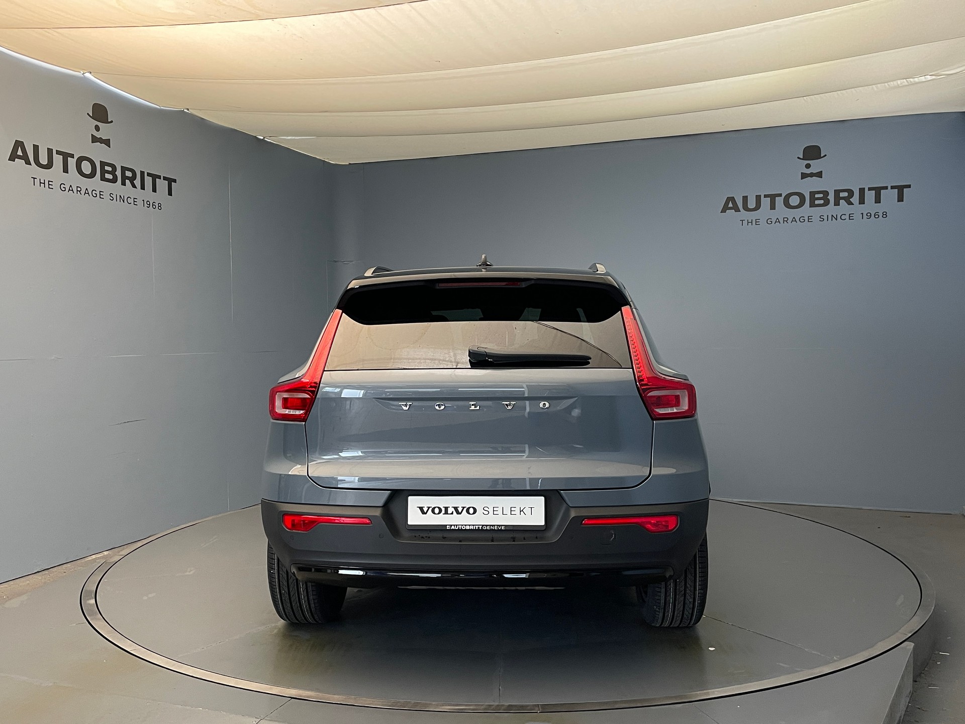 VOLVO XC40 2.0 B4 MH R-Design AWD-showroom-element-2