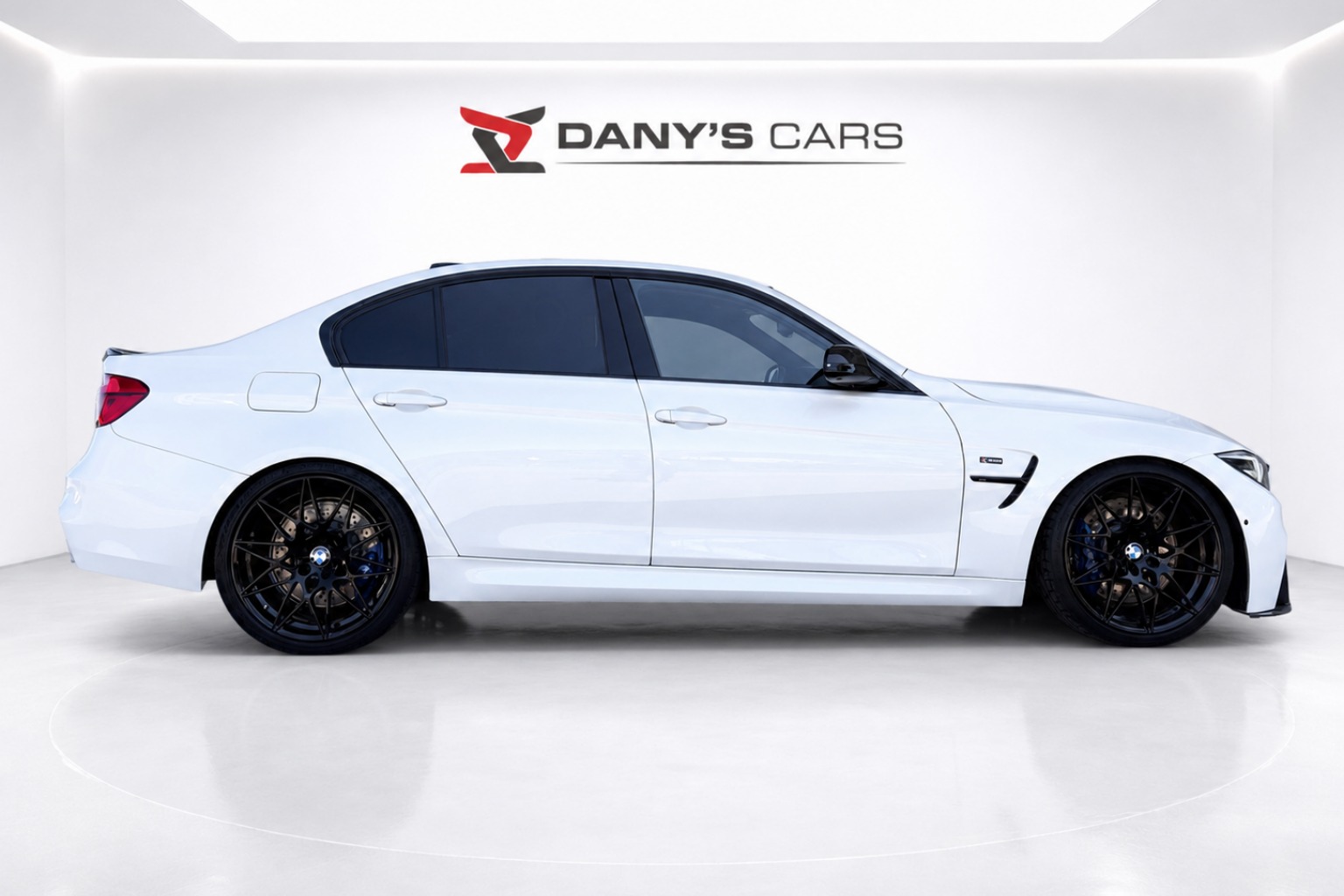 BMW M3 Competition LCI-2-showroom-element-3