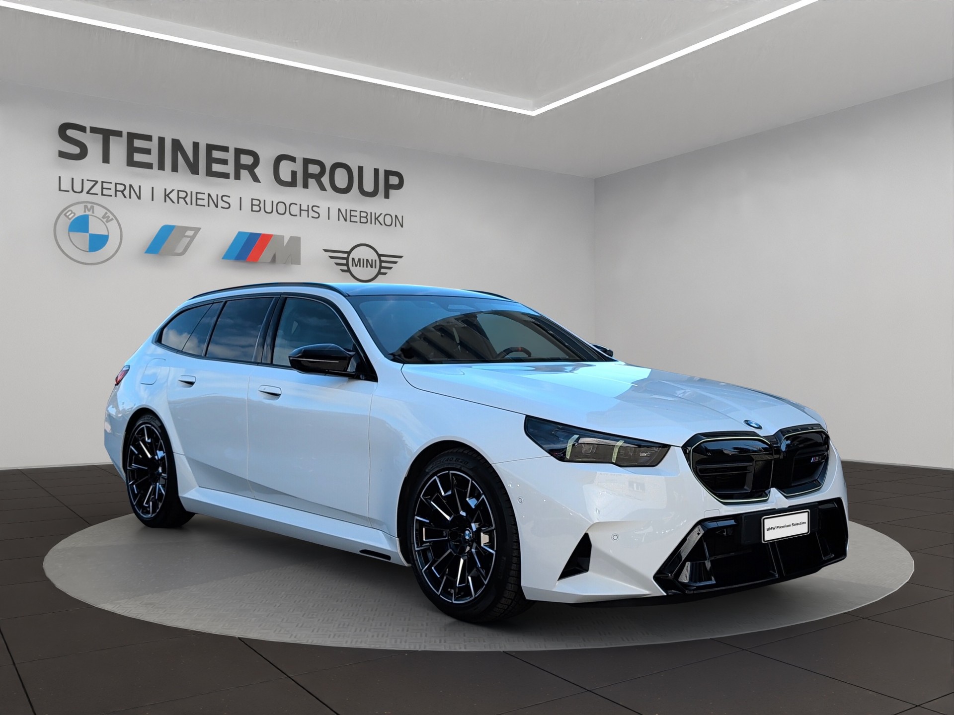 BMW M5 xDrive Touring-showroom-element-3