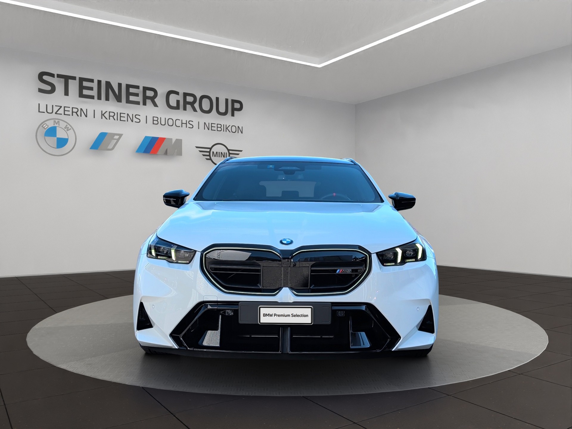 BMW M5 xDrive Touring-showroom-element-2